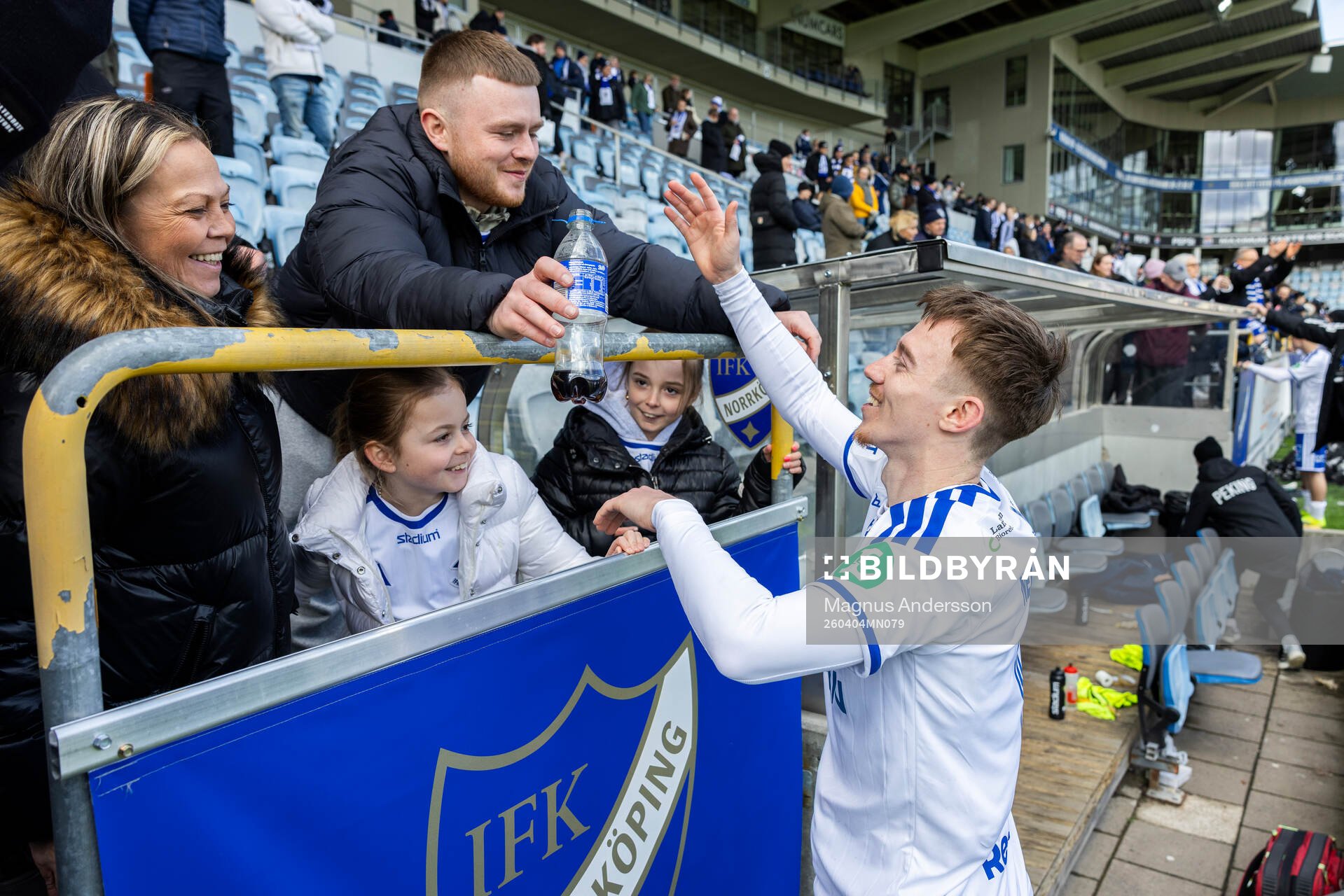 IFK Norrköpings Ryan Nelson jublar med familjen