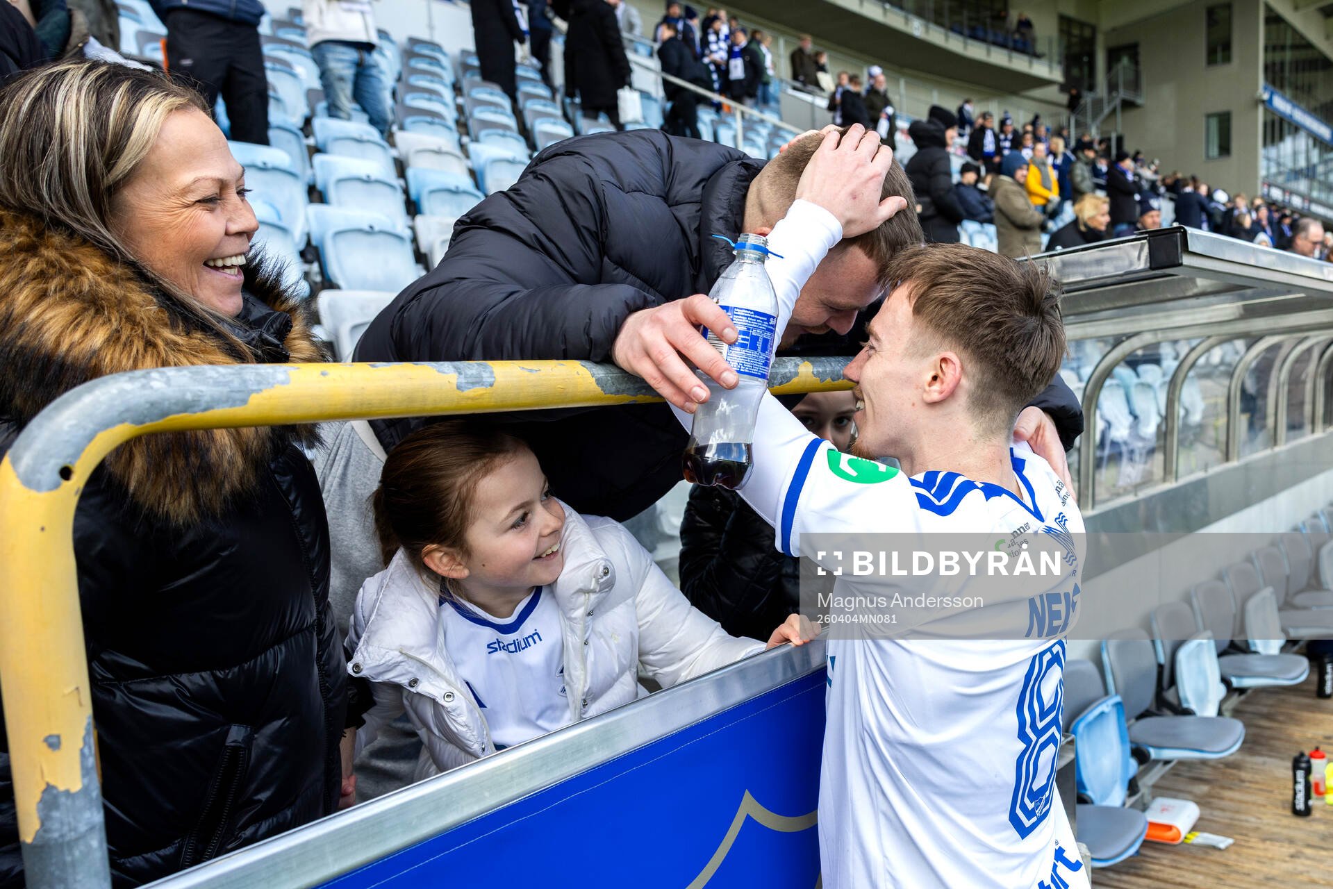 IFK Norrköpings Ryan Nelson jublar med familjen