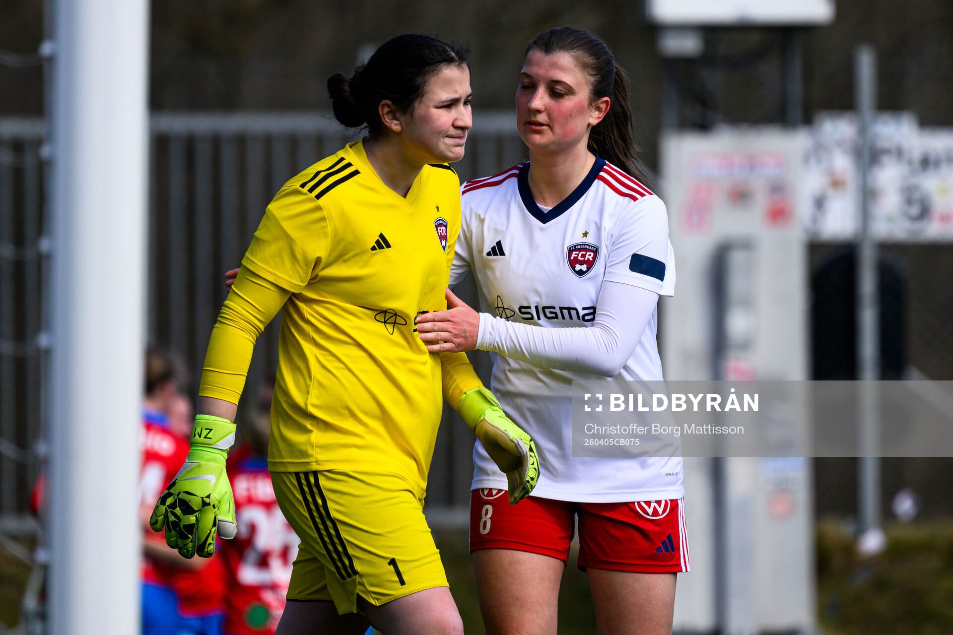 FC Rosengårds målvakt Ena Budalica och Anna Larsson deppar