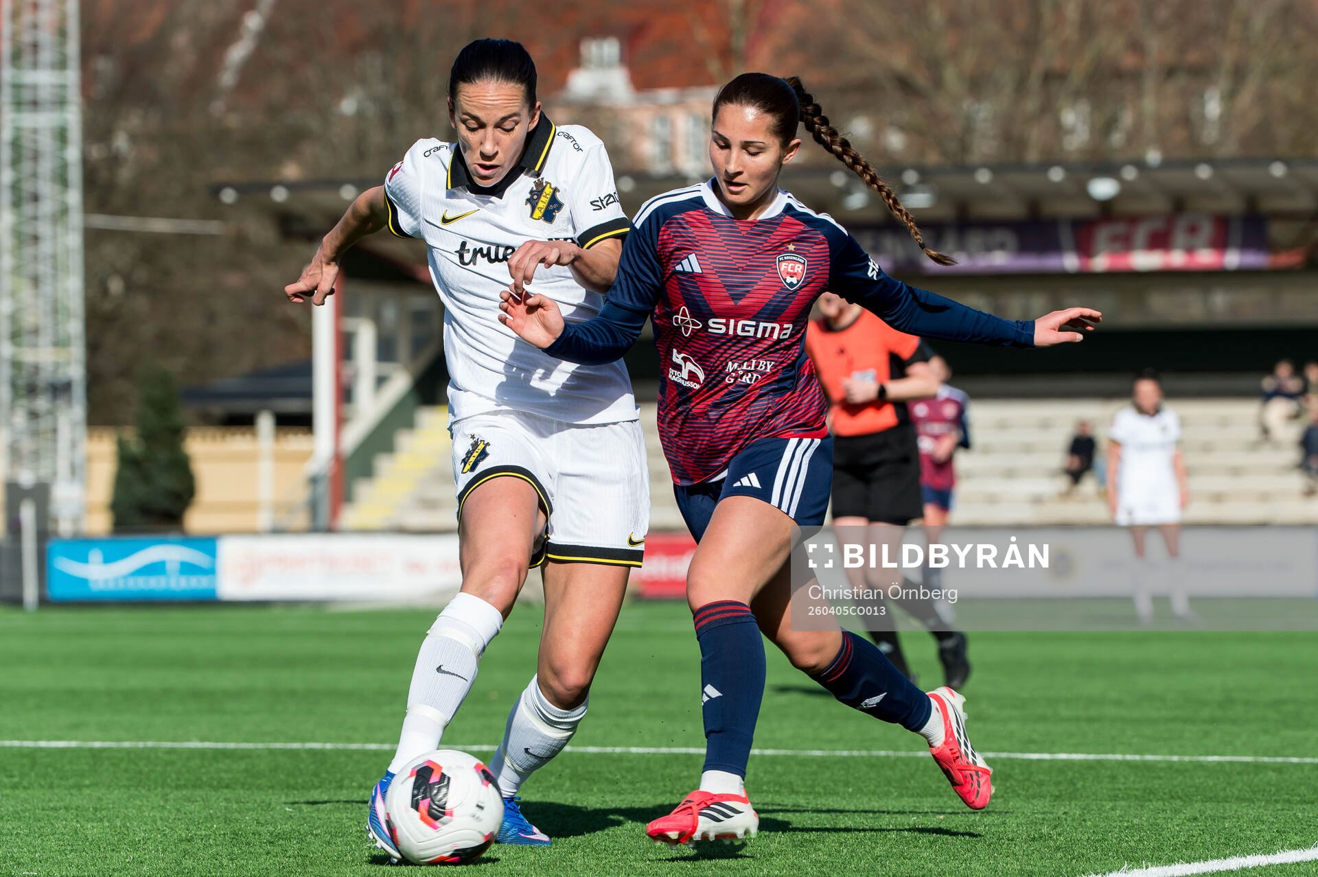 AIKs Anna Oskarsson och Rosengårds Filippa Sjöström