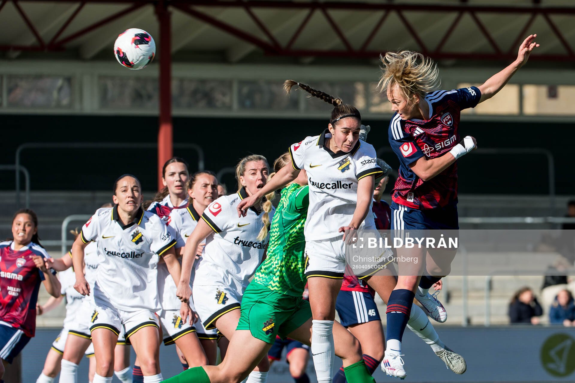 Rosengårds Molly Johansson nickar in 1-0 framför AIKs