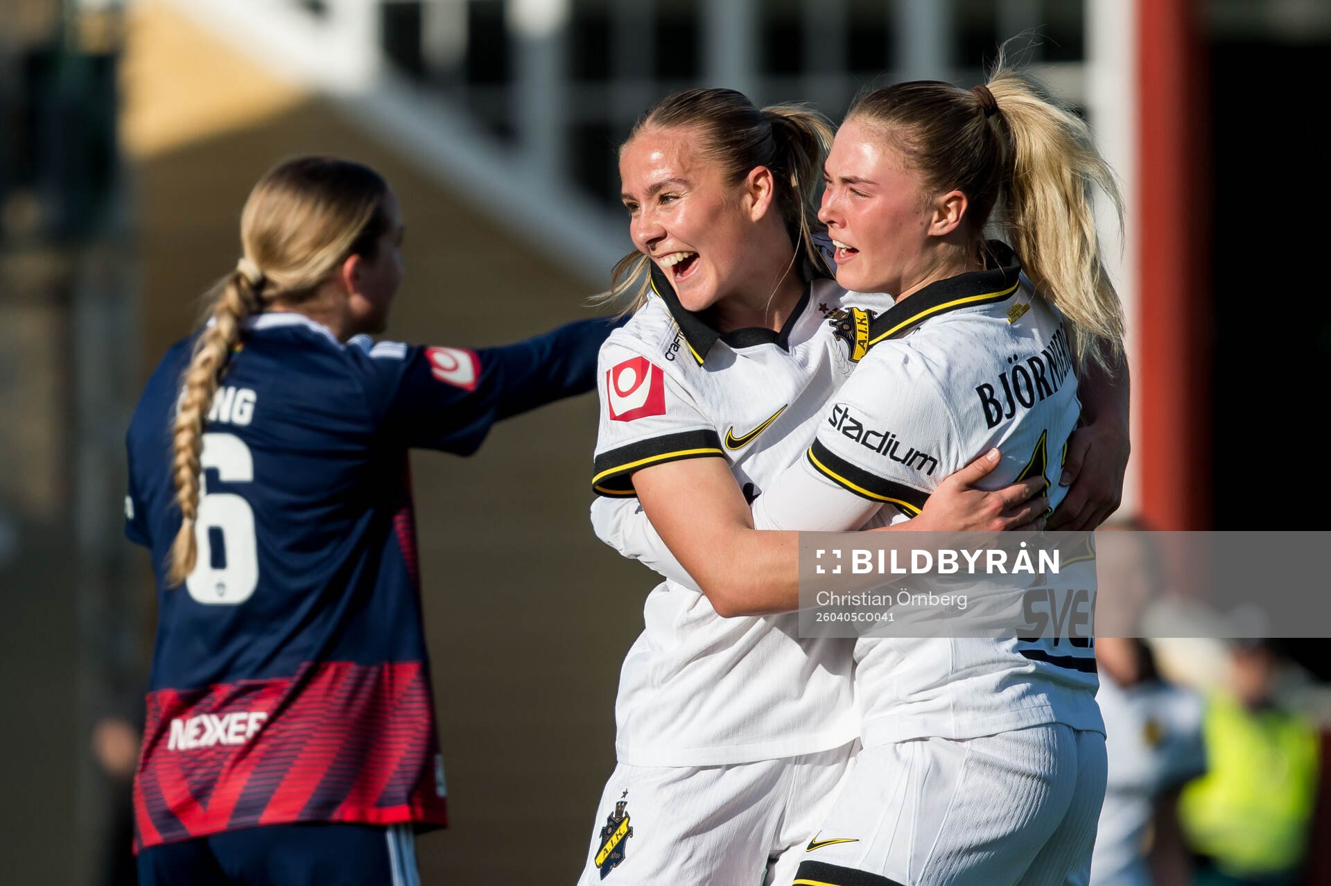 AIKs Emilie Libakken Österås och Ida Björnberg jublar