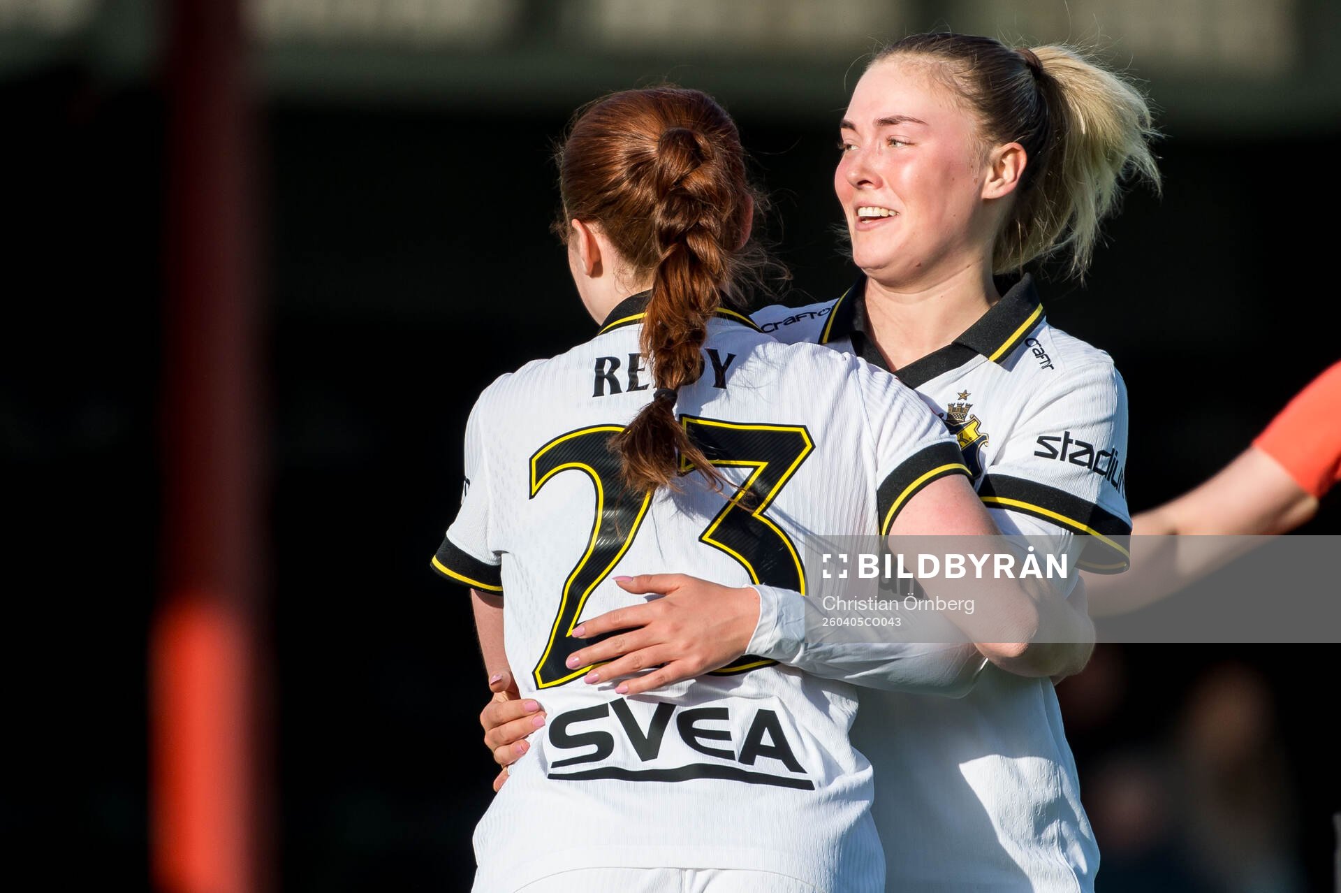 AIKs Ella Reidy och Ida Björnberg jublar