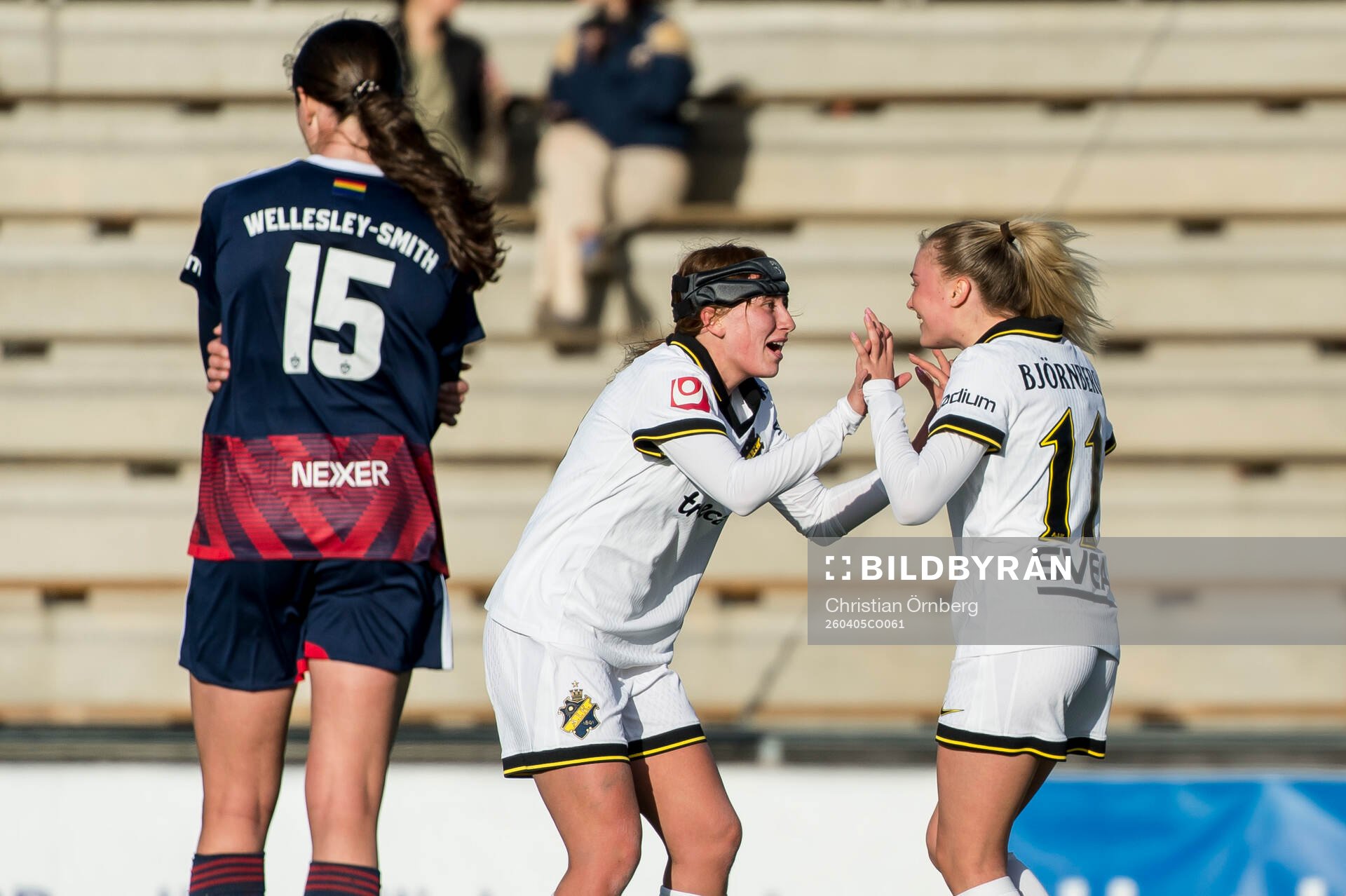 AIKs Olivia Garcia och AIKs Ida Björnberg jublar