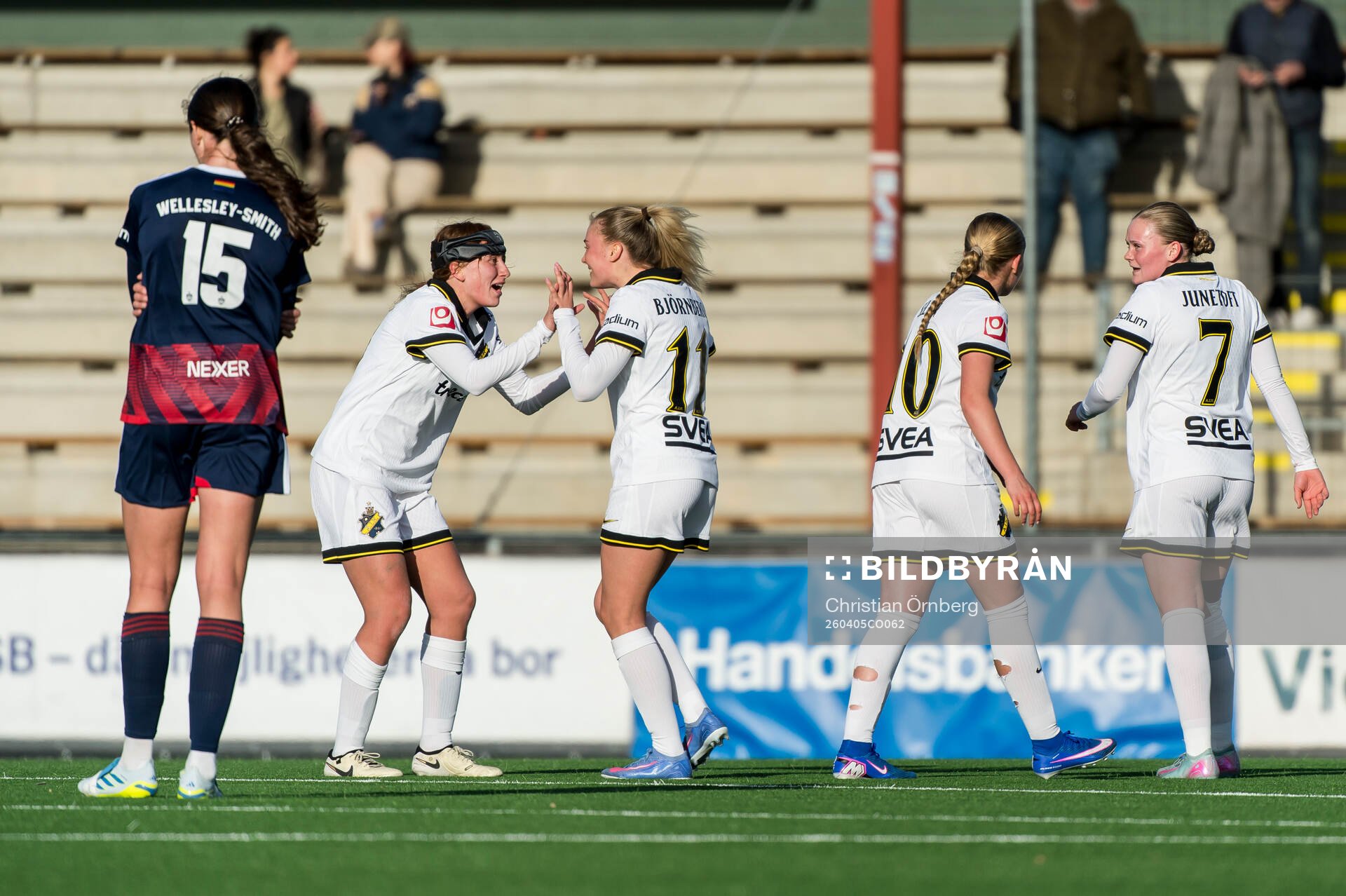 AIKs Olivia Garcia och AIKs Ida Björnberg jublar