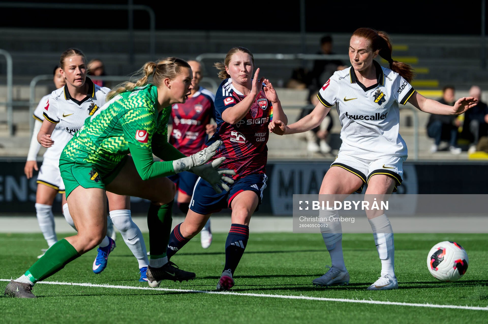 Rosengårds Hanna Andersson och AIKs målvakt Emilia