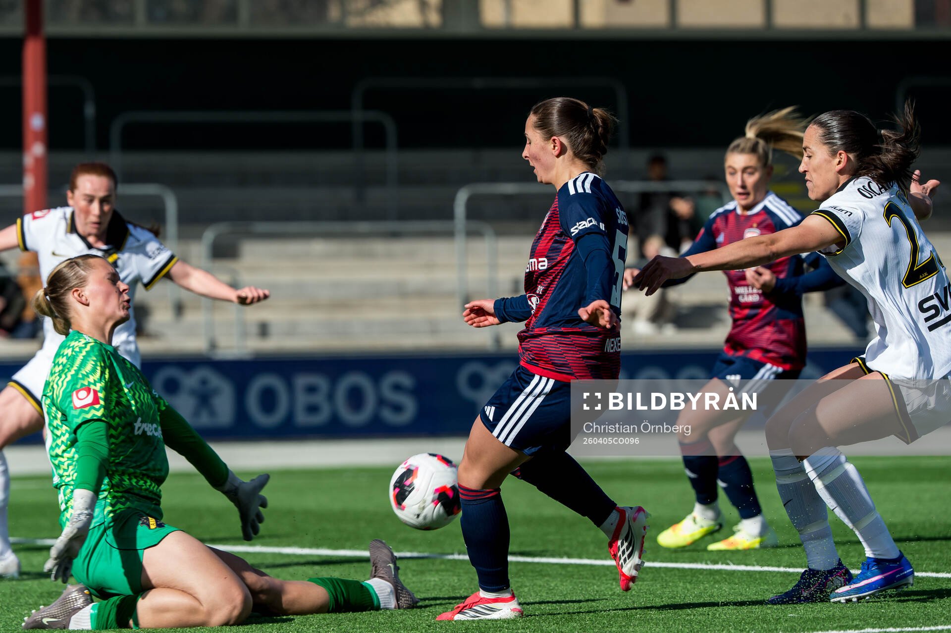 Rosengårds Filippa Sjöström och AIKs målvakt Emilia