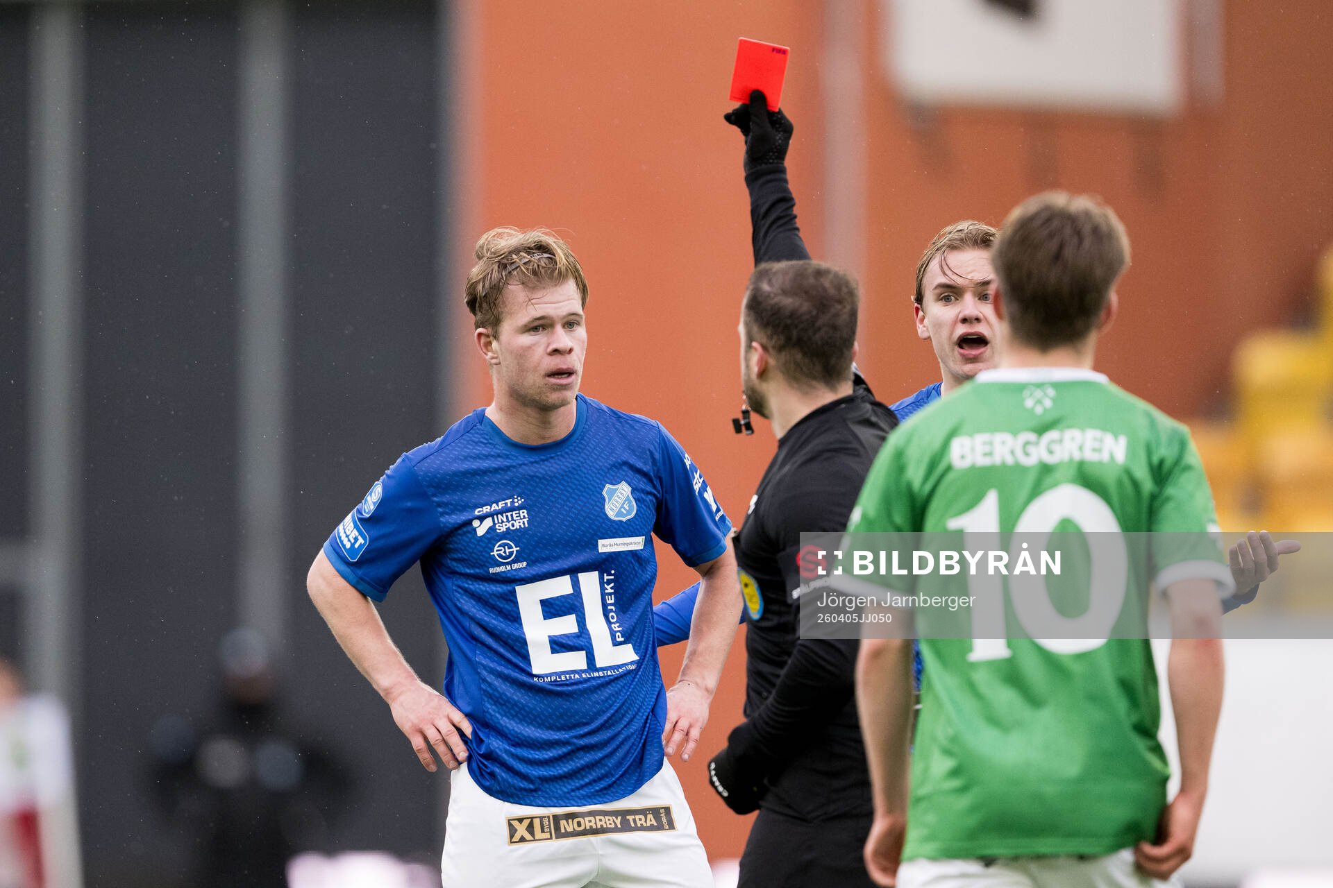 Norrbys Filip Gustafsson tilldelas rött kort av domare
