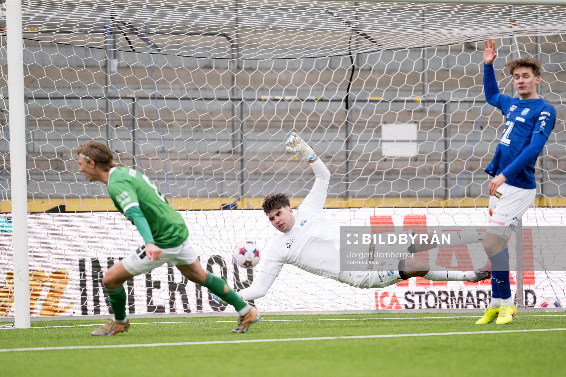 Brages Albin Sporrong gör 0-1 bakom Norrbys målvakt