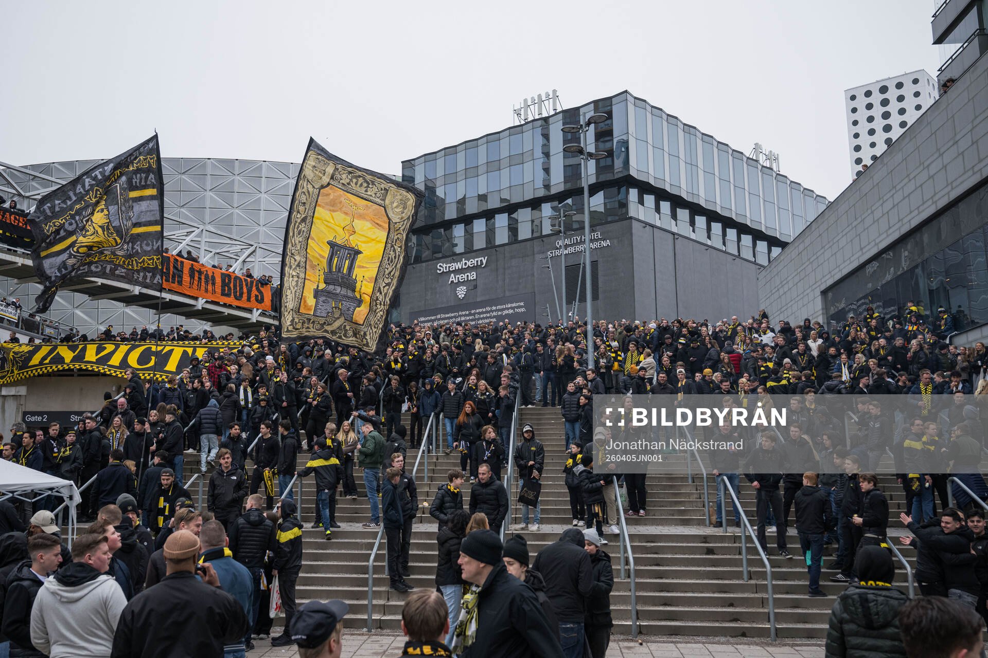 s supportrar utanför Strawberry Arena
