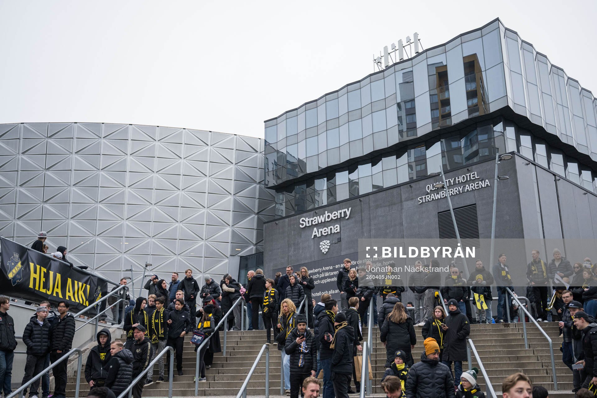 s supportrar utanför Strawberry Arena