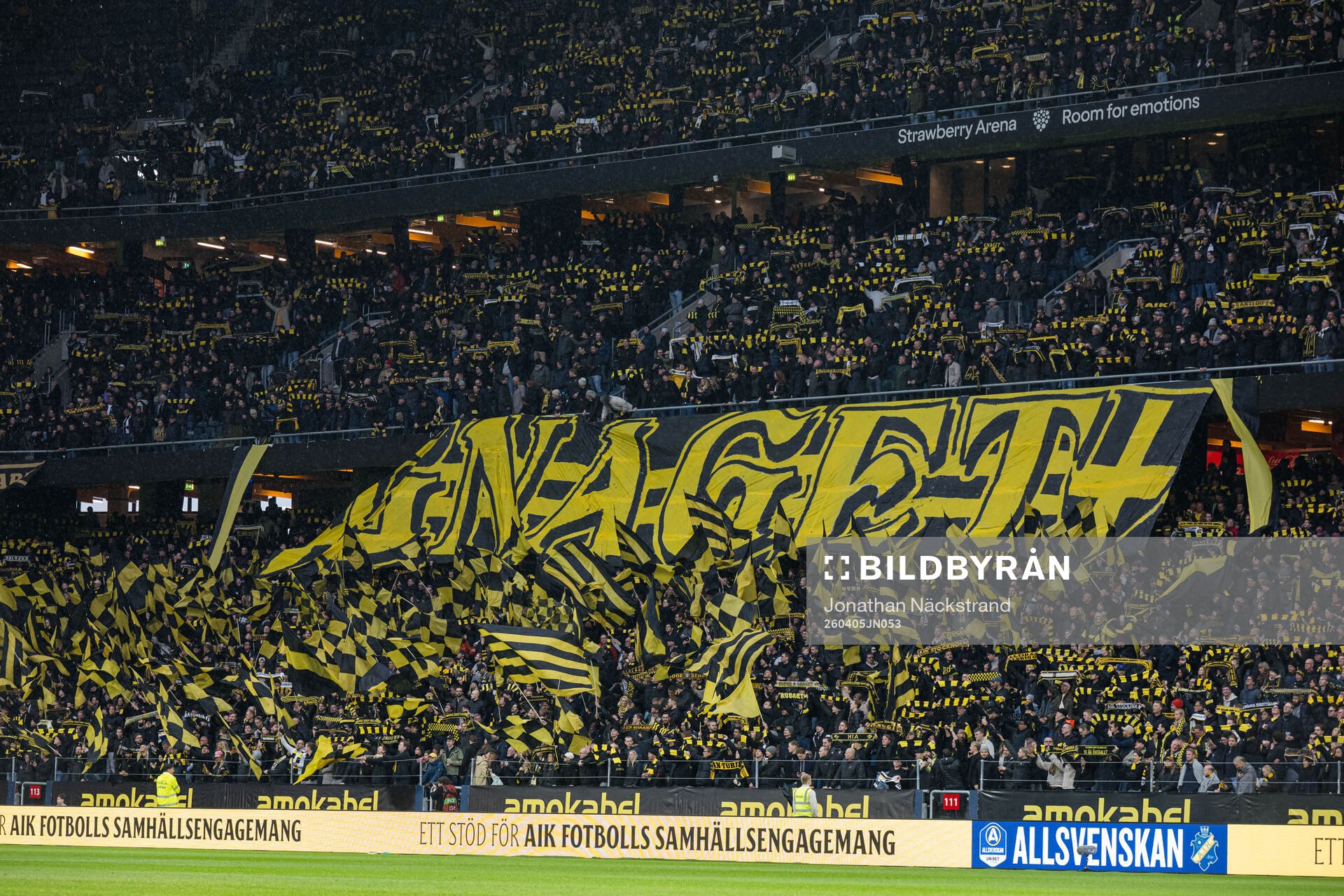 AIKs supportrar med ett tifo