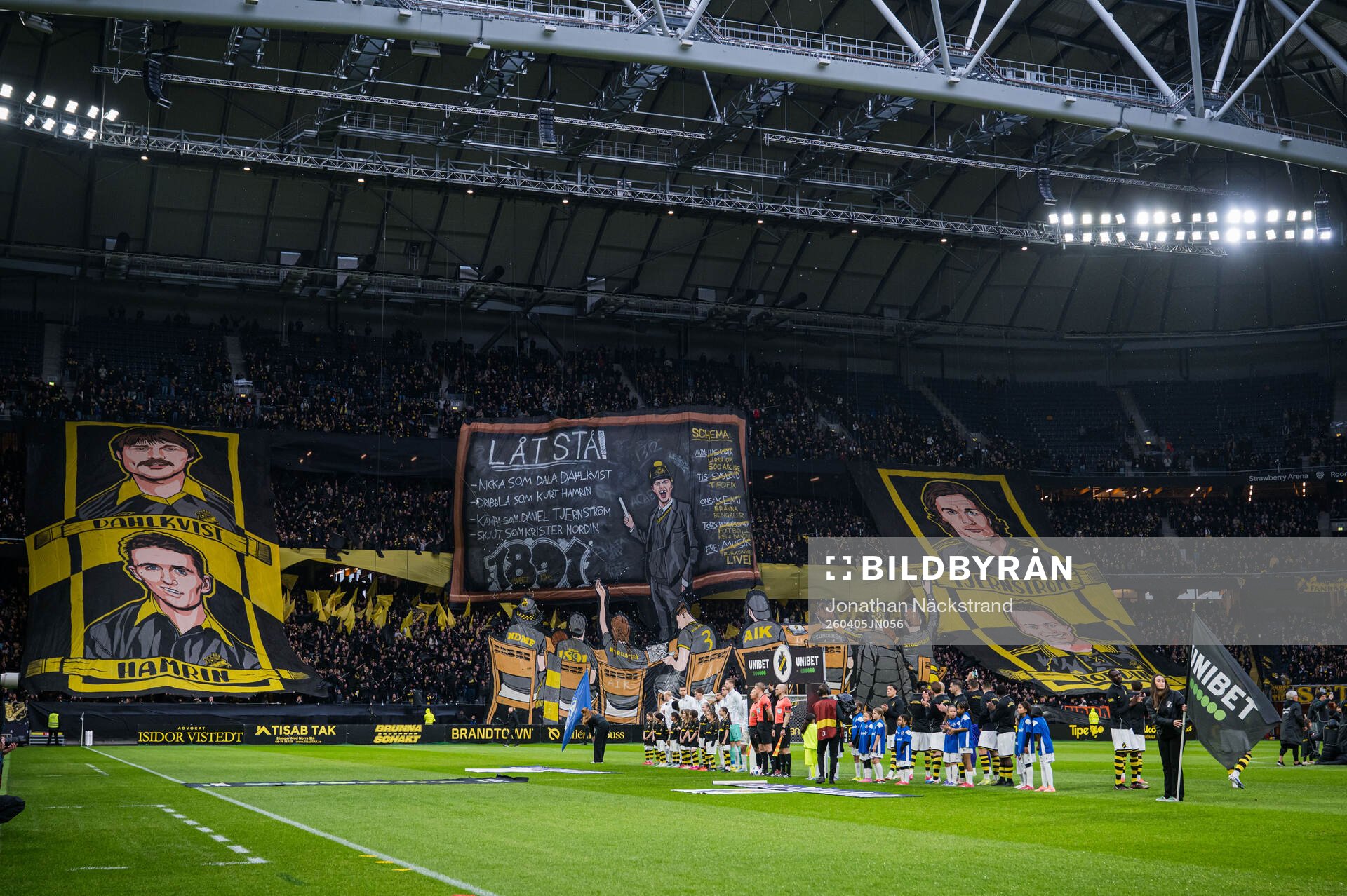 AIKs supportrar med ett tifo