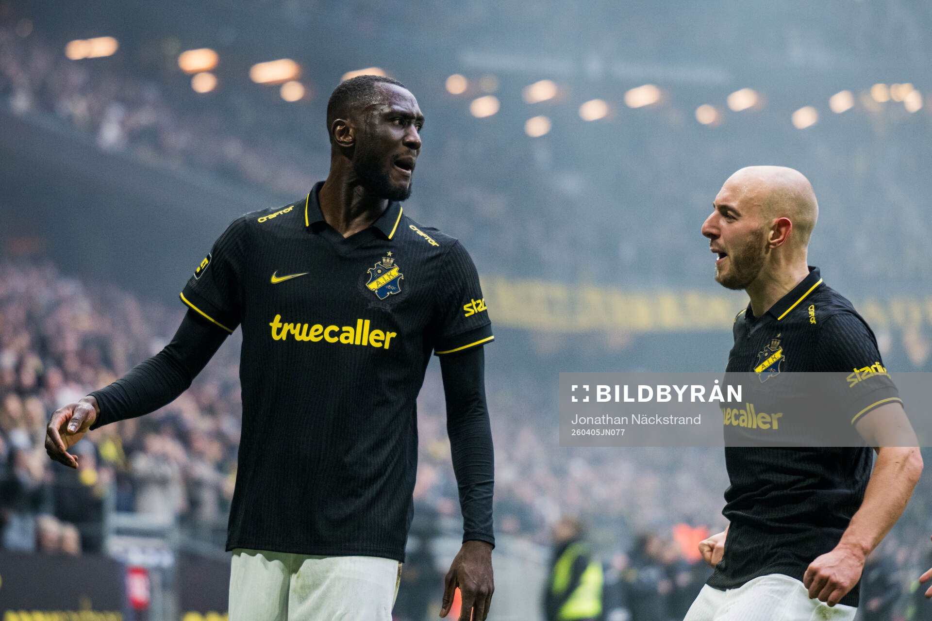 AIKs Ibrahim Cisse jublar med Amel Mujanic