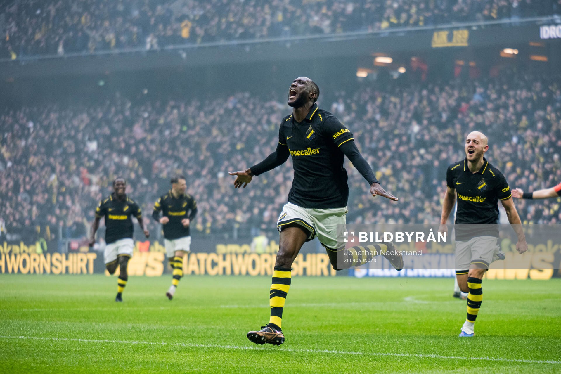 AIKs Ibrahim Cisse jublar med Amel Mujanic