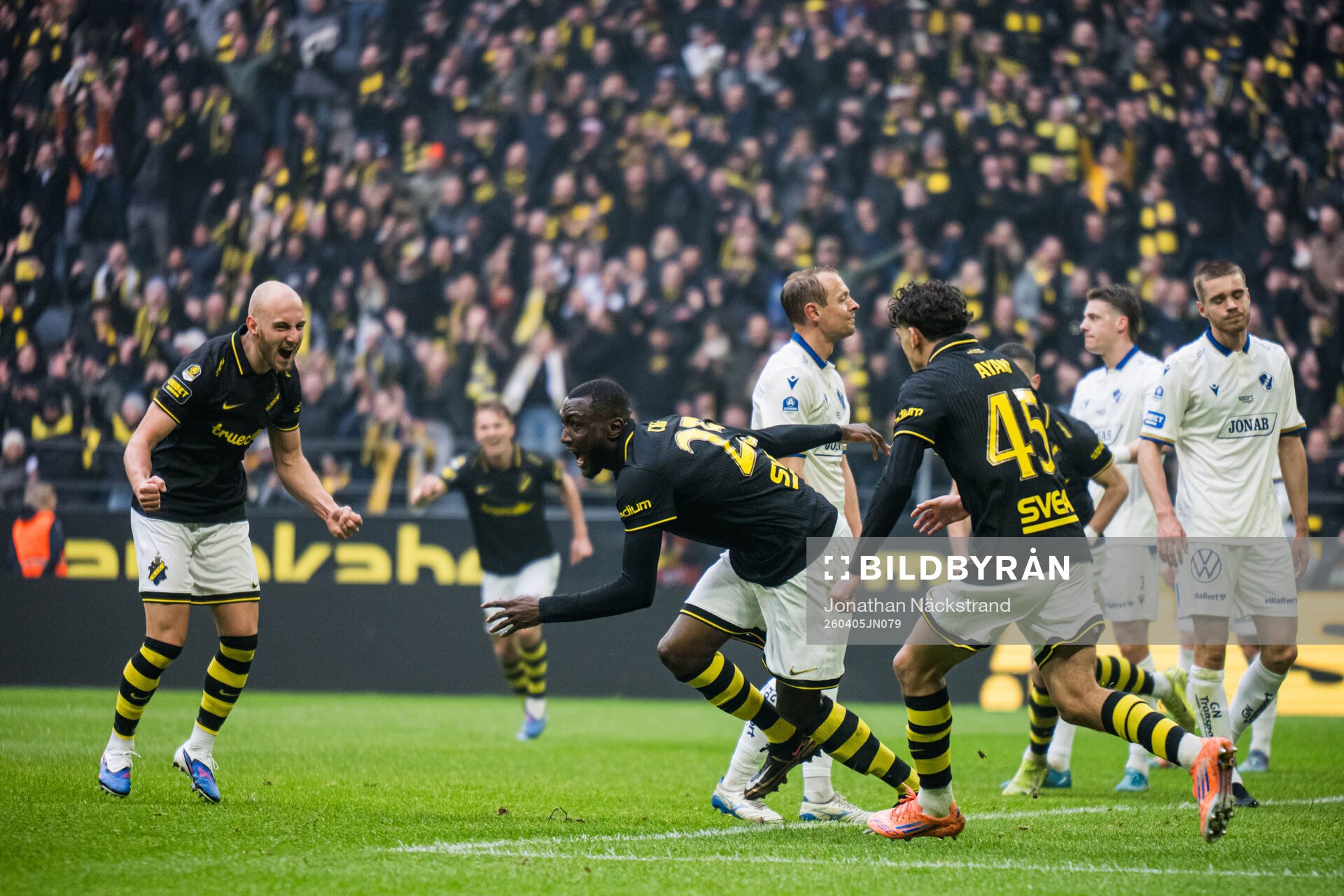 AIKs Ibrahim Cisse jublar med Amel Mujanic och Taha Ayari