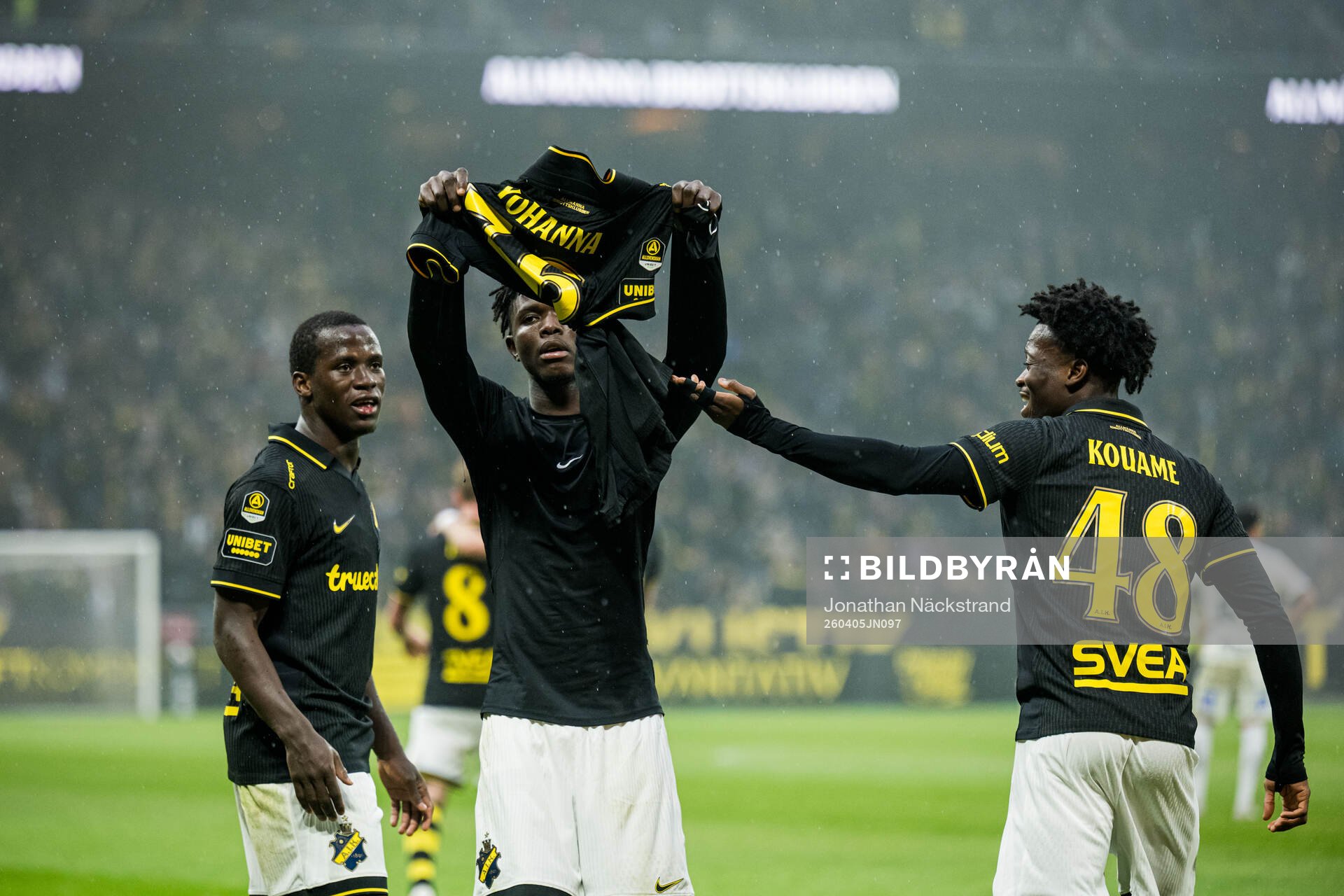 AIKs Zadok Yohanna jublar med Stanley Wilson Omondi och