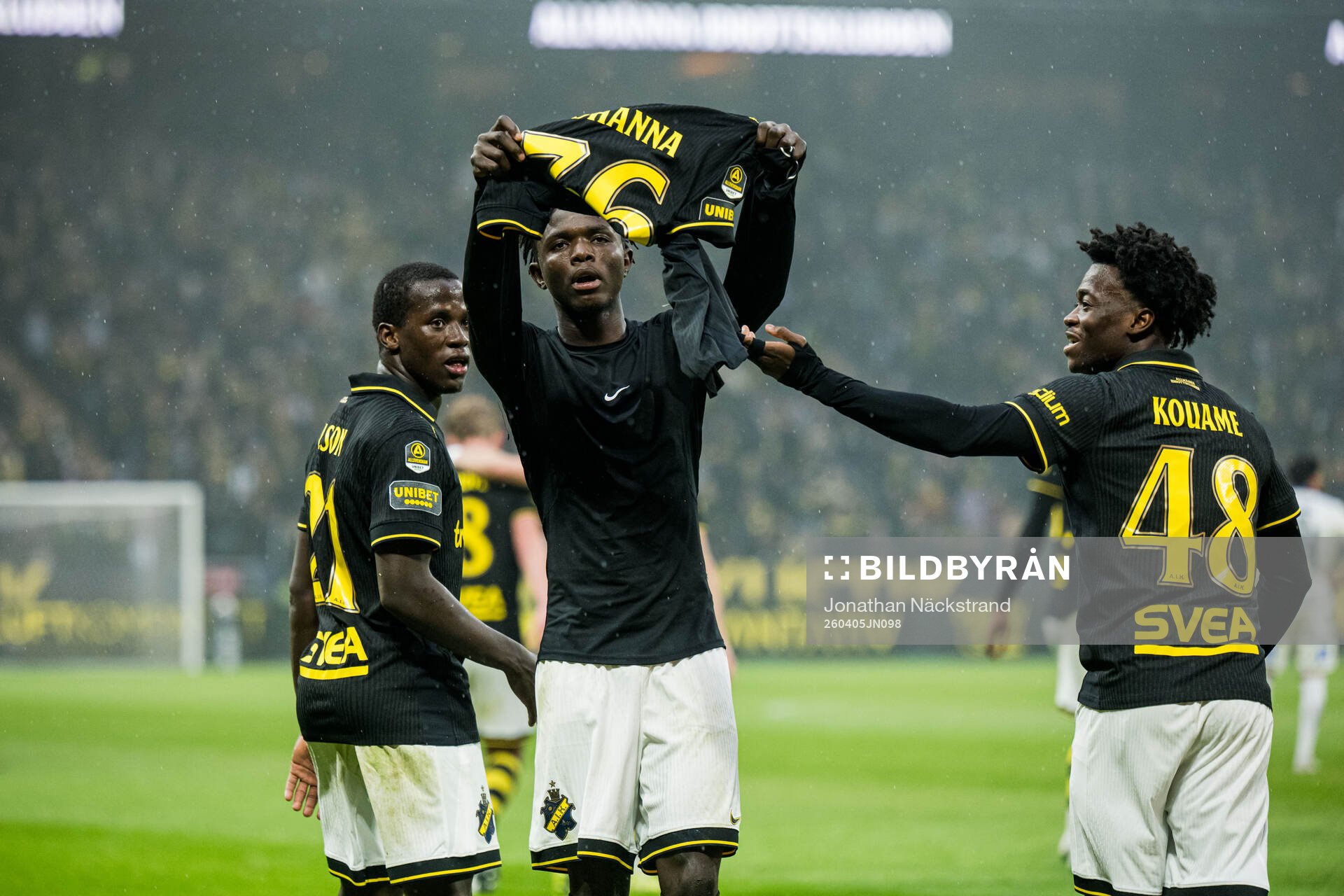 AIKs Zadok Yohanna jublar med Stanley Wilson Omondi och