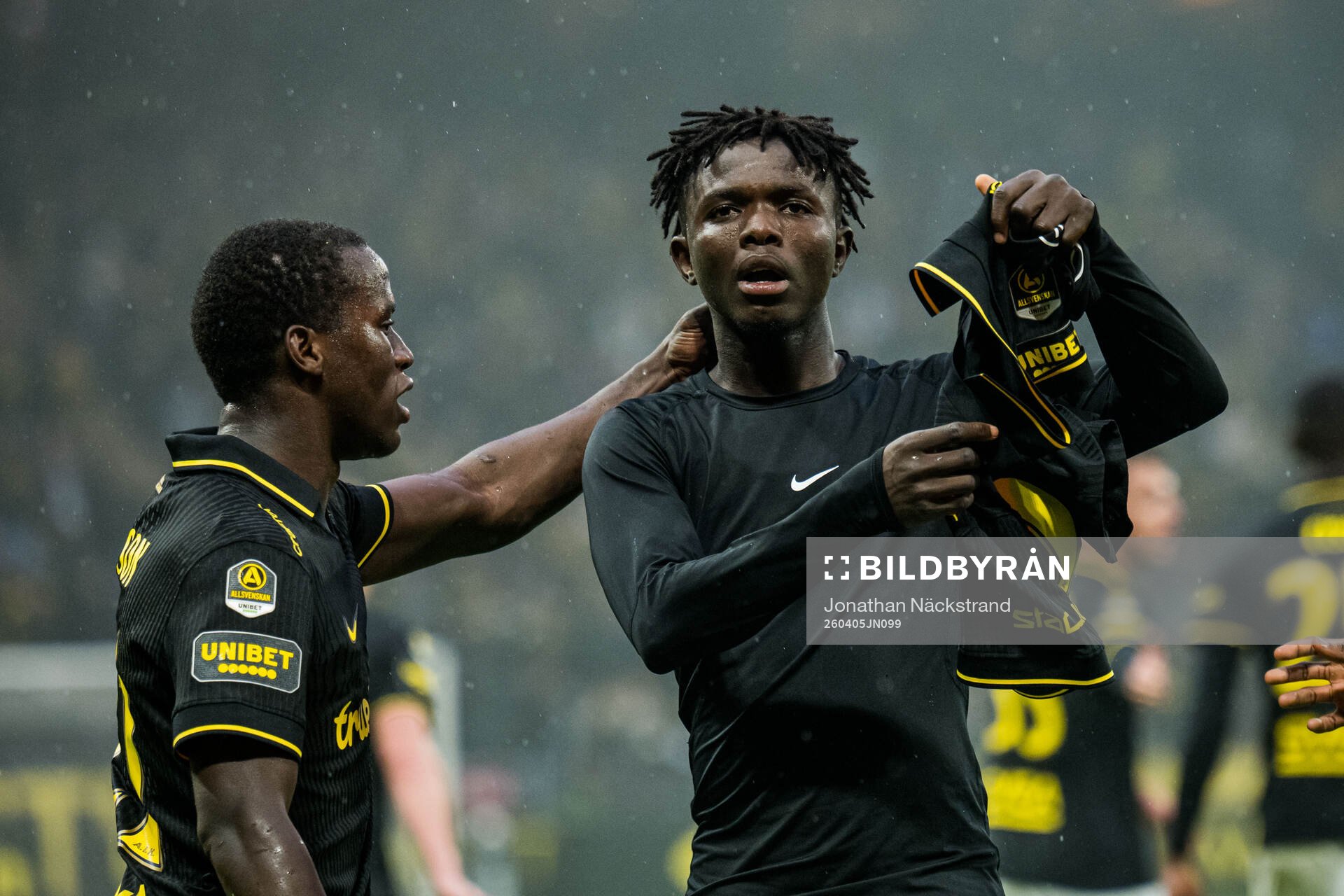 AIKs Zadok Yohanna jublar med Stanley Wilson Omondi