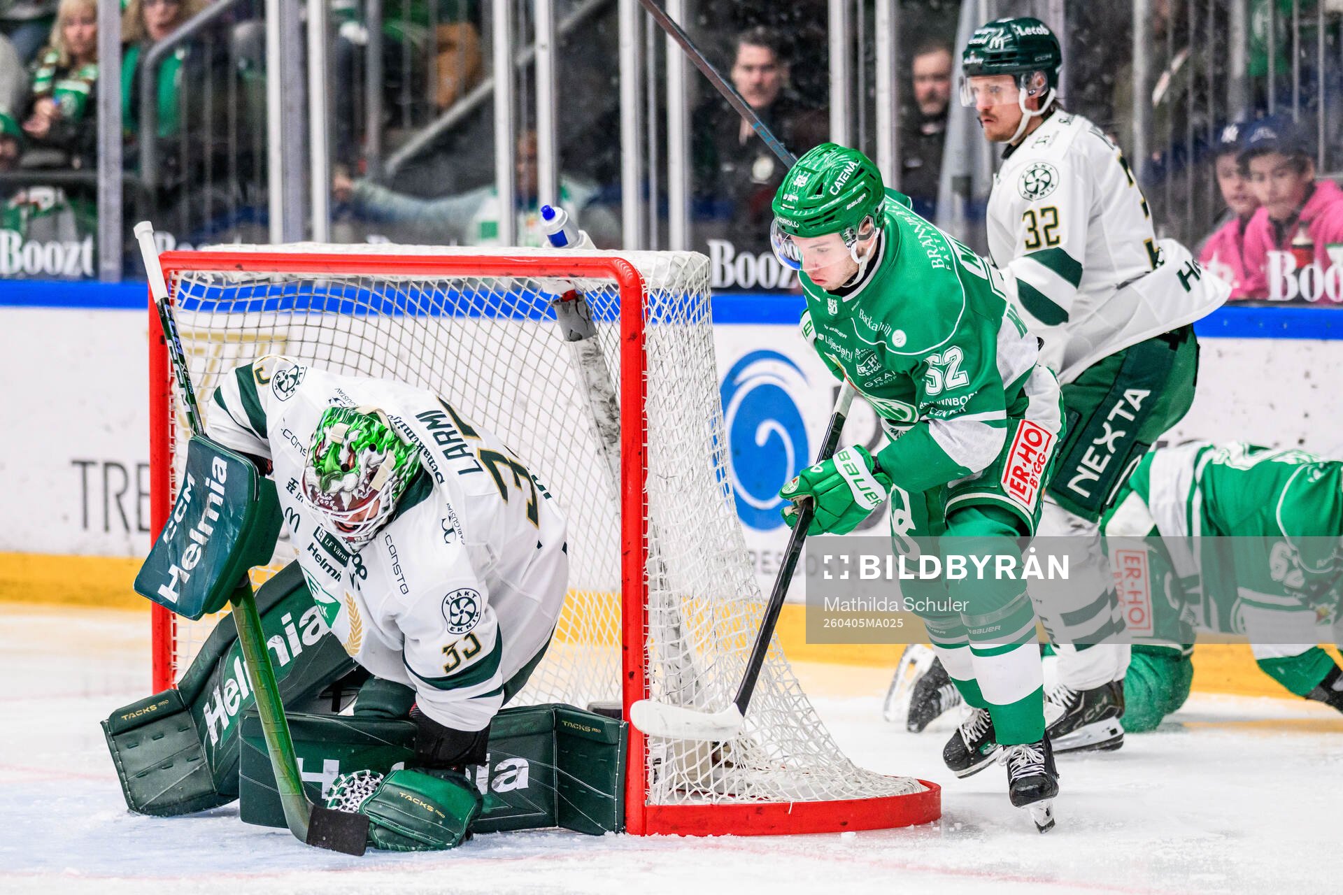 Färjestads målvakt Emil Larmi och Rögles Felix Nilsson