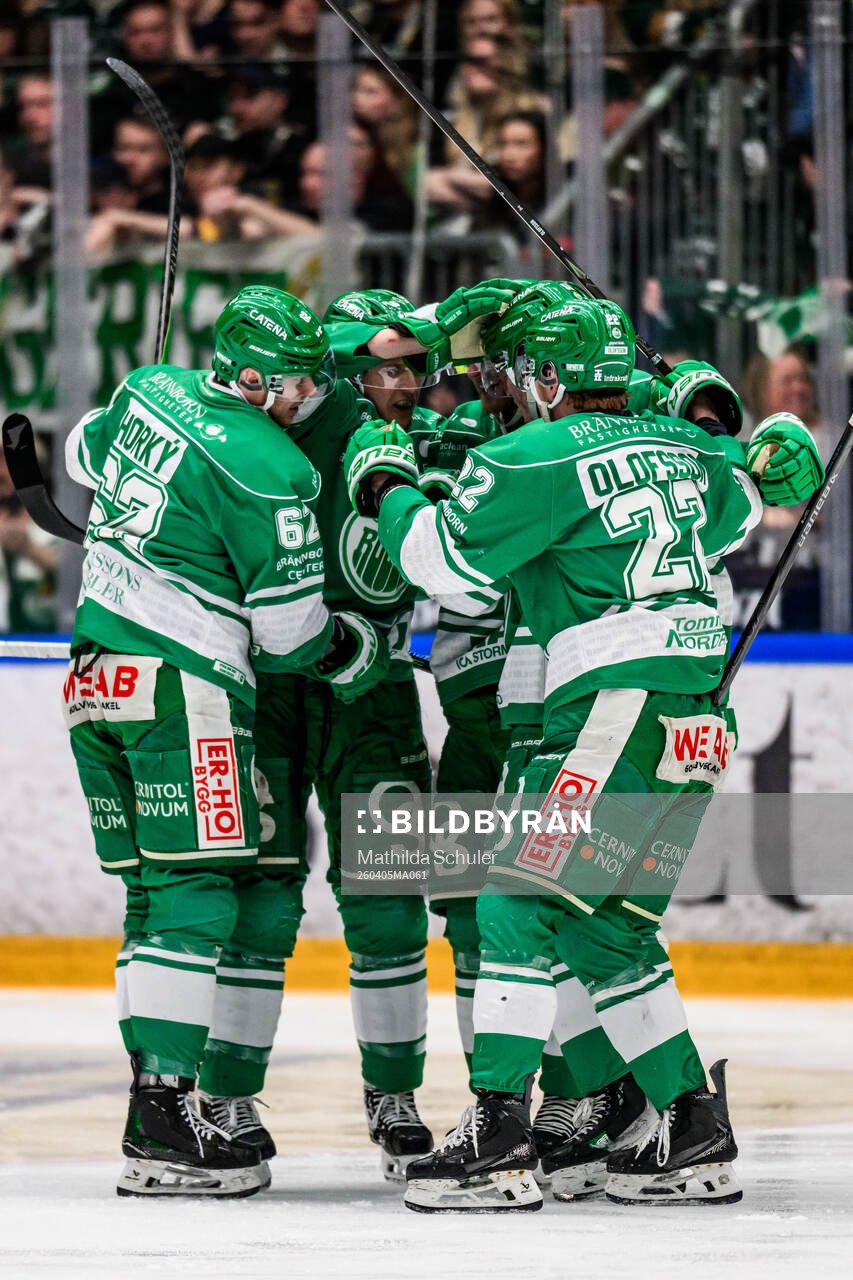 Rögles Paul Ladue och Fredrik Olofsson jublar