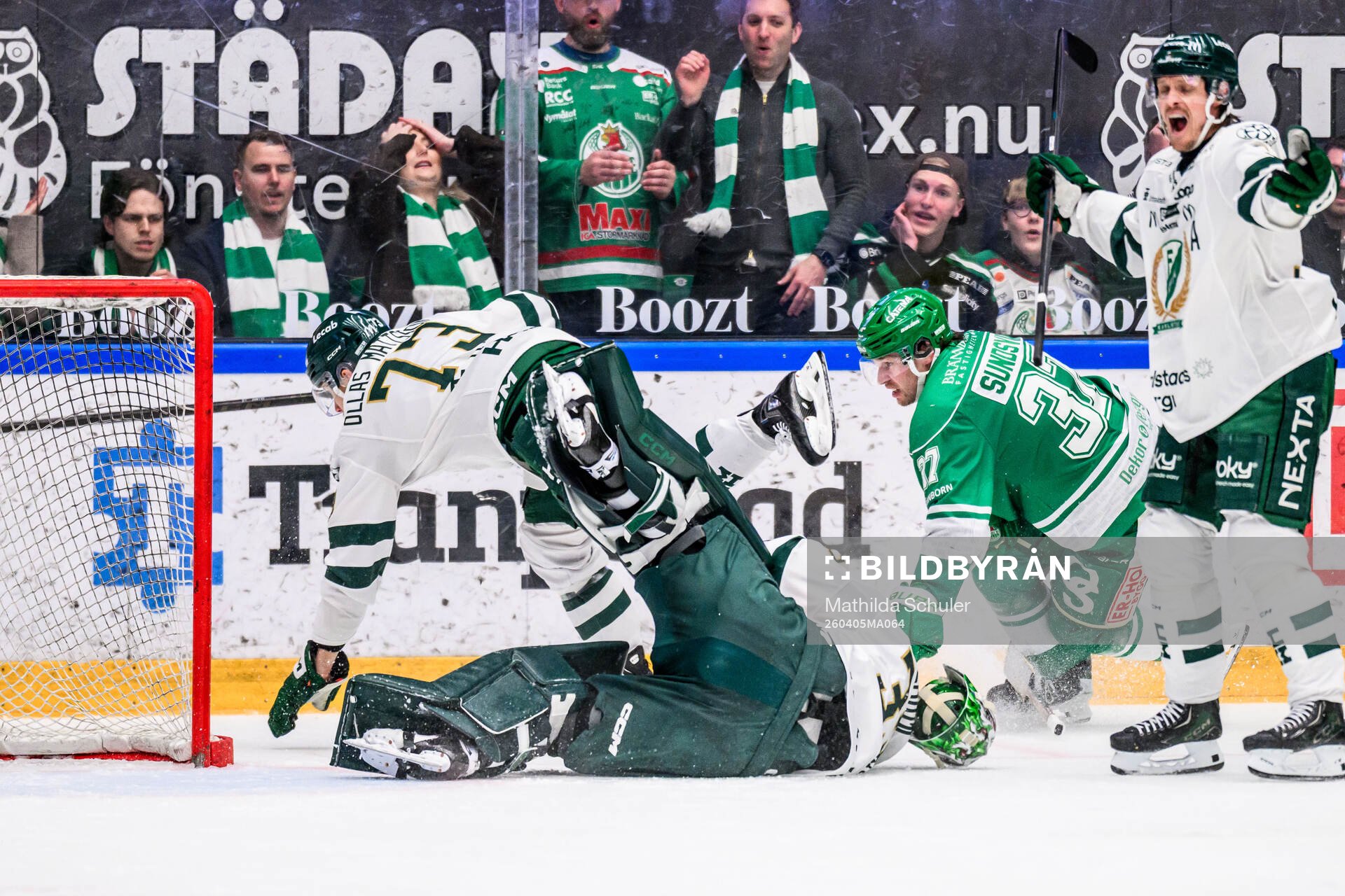 Färjestads Adam Ollas Mattsson och målvakt Emil Larmi och