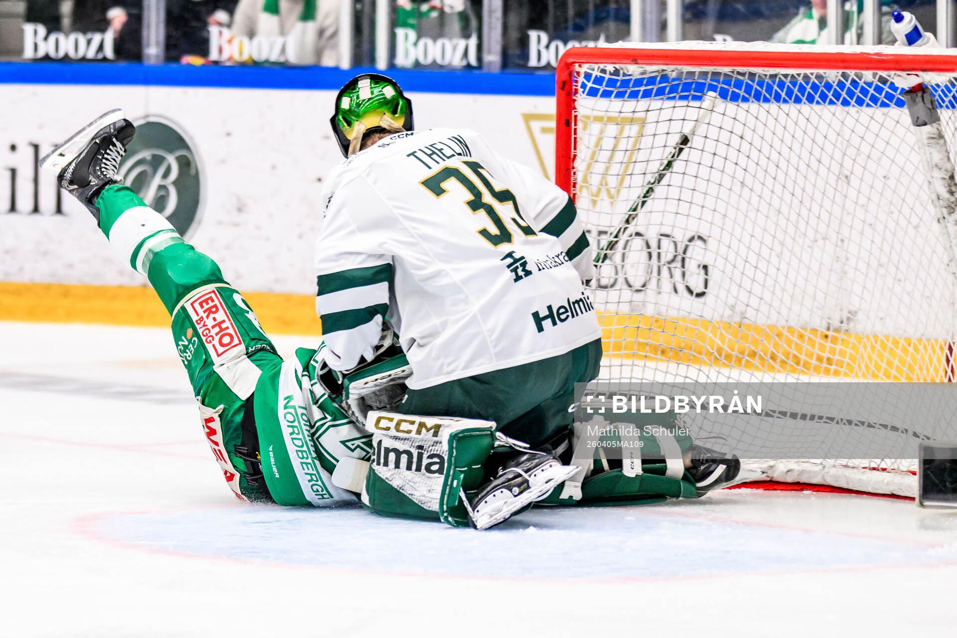 Rögles Fredrik Olofsson och Färjestads målvakt Melker