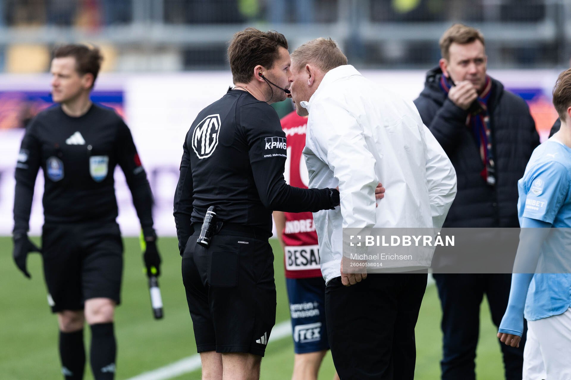 Domare Joakim Sars i diskussion med Malmö FFs