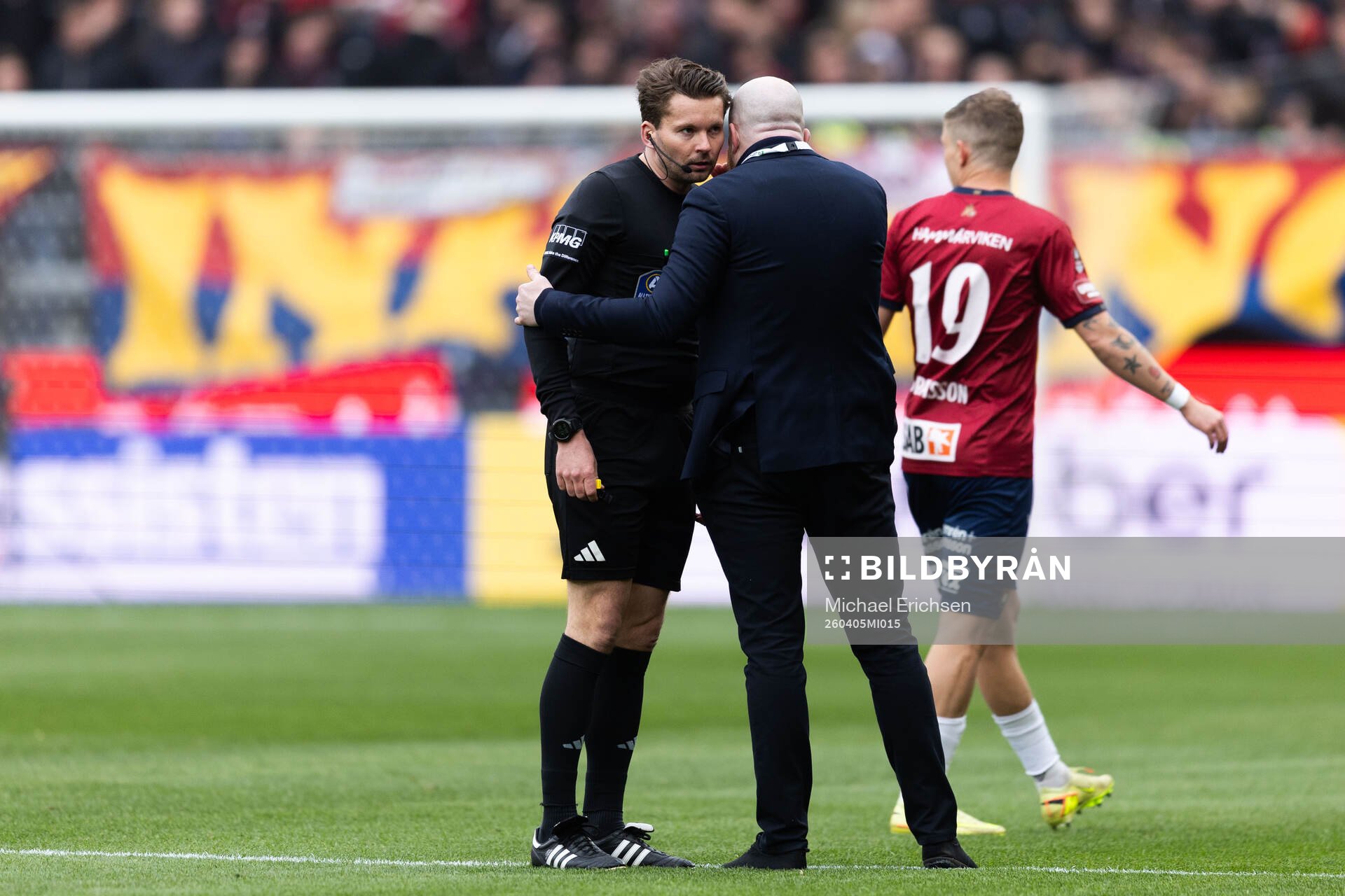 Domare Joakim Sars i samtal med matchdelegat Kristoffer