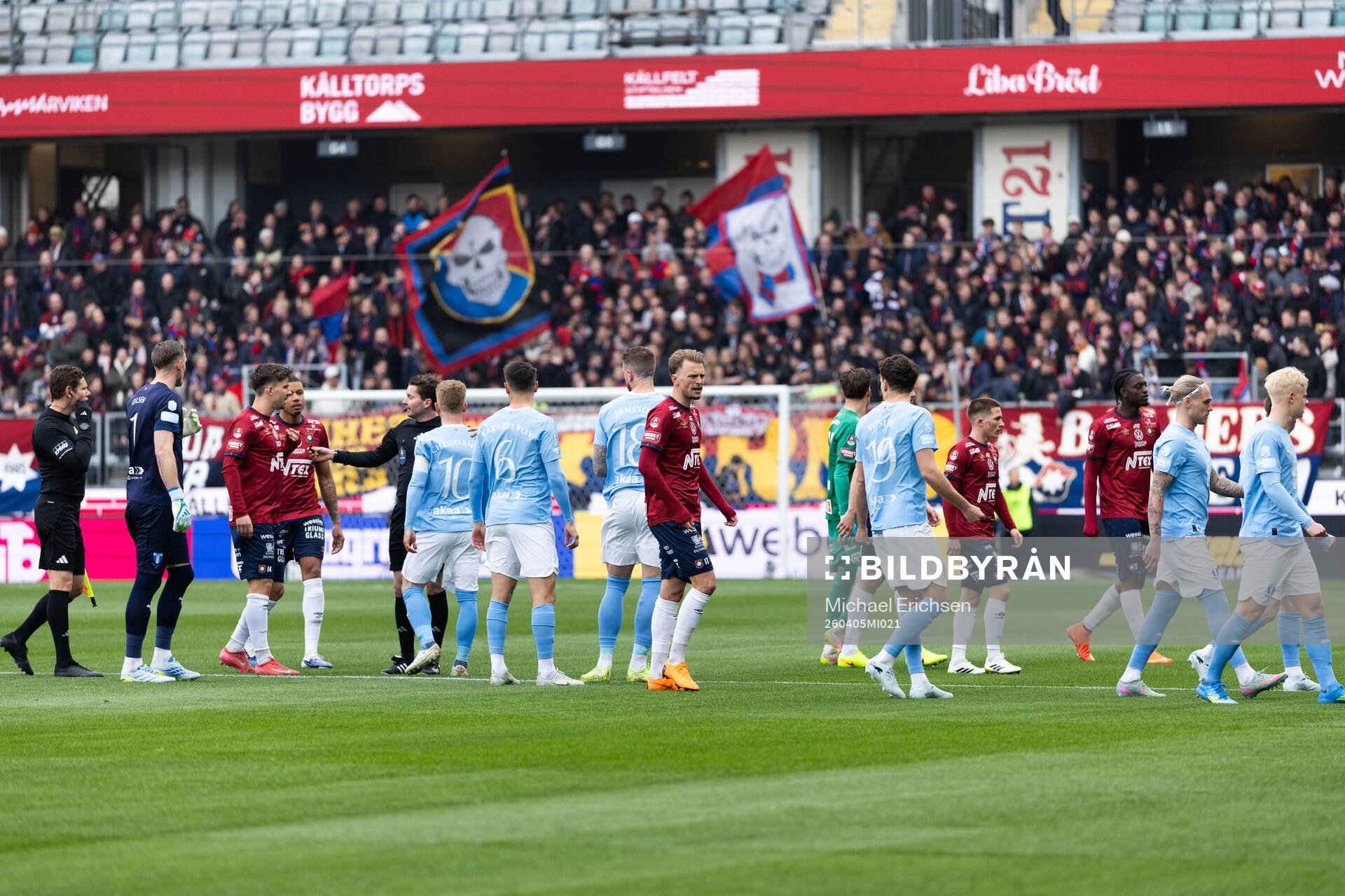 Örgrytes och Malmö FFs spelare lämnar planen