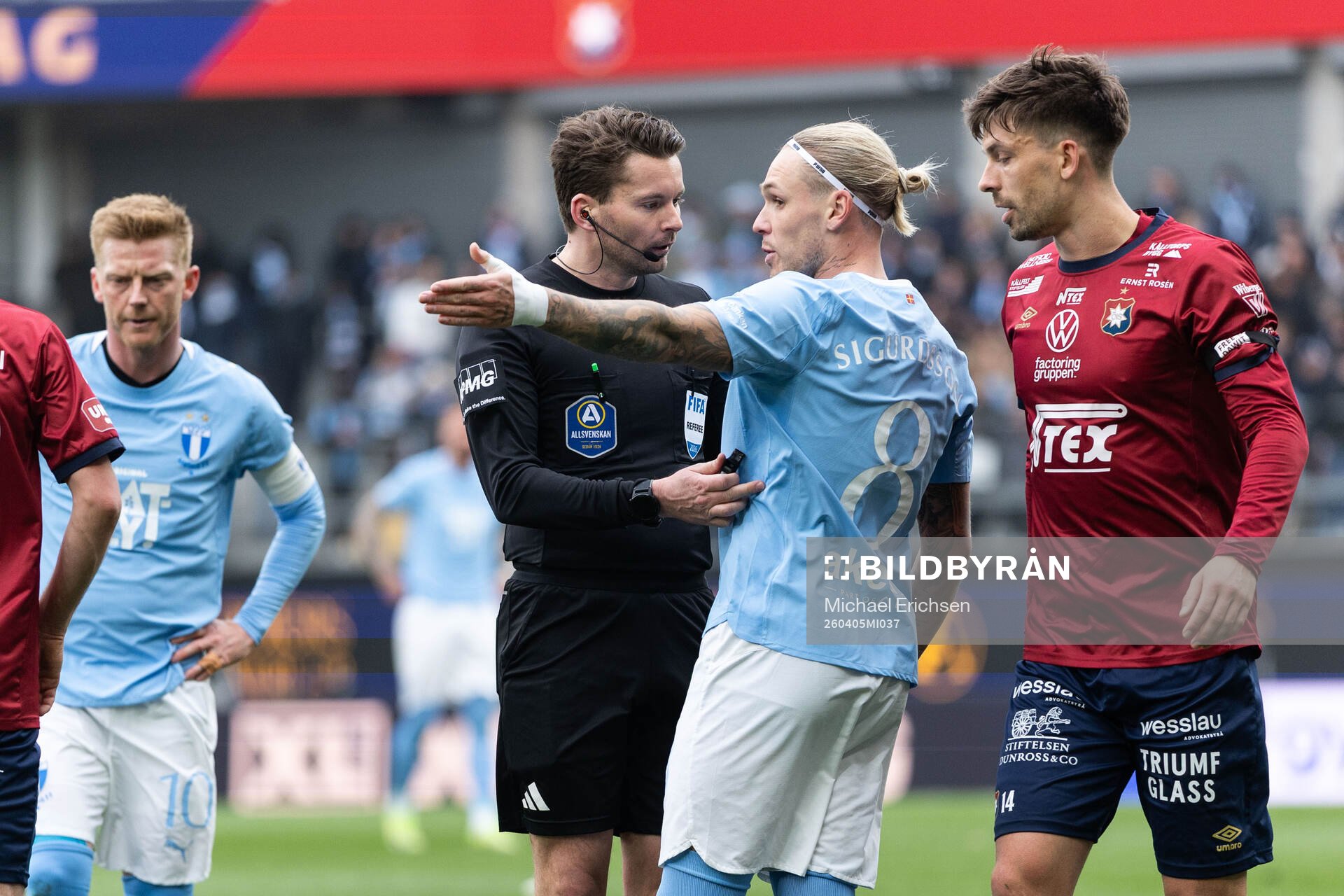 Domare Joakim Sars i samtal med Malmö FFs Arnor Sigurdsson