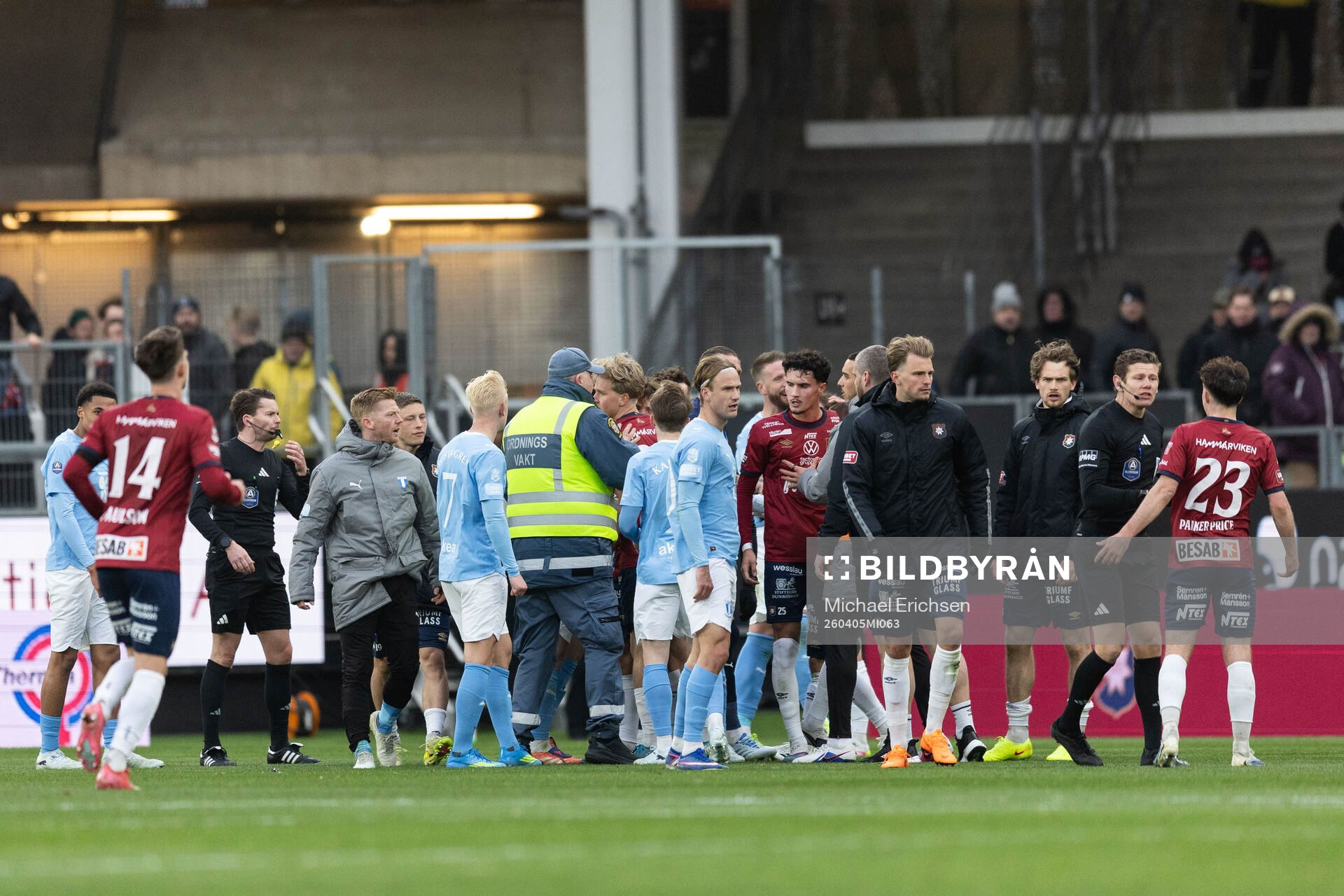 Malmö FFs och Örgrytes spelare i diskussion