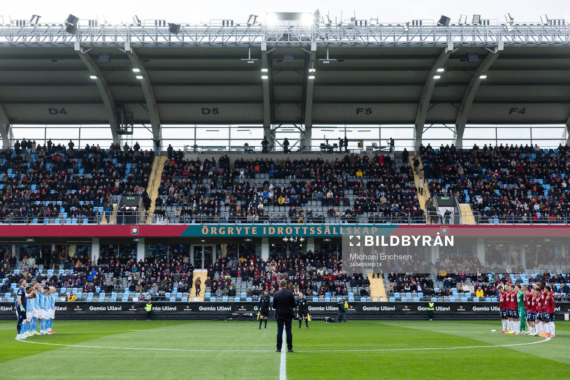 Malmö FFs och Örgrytes spelare samlade för att hedra