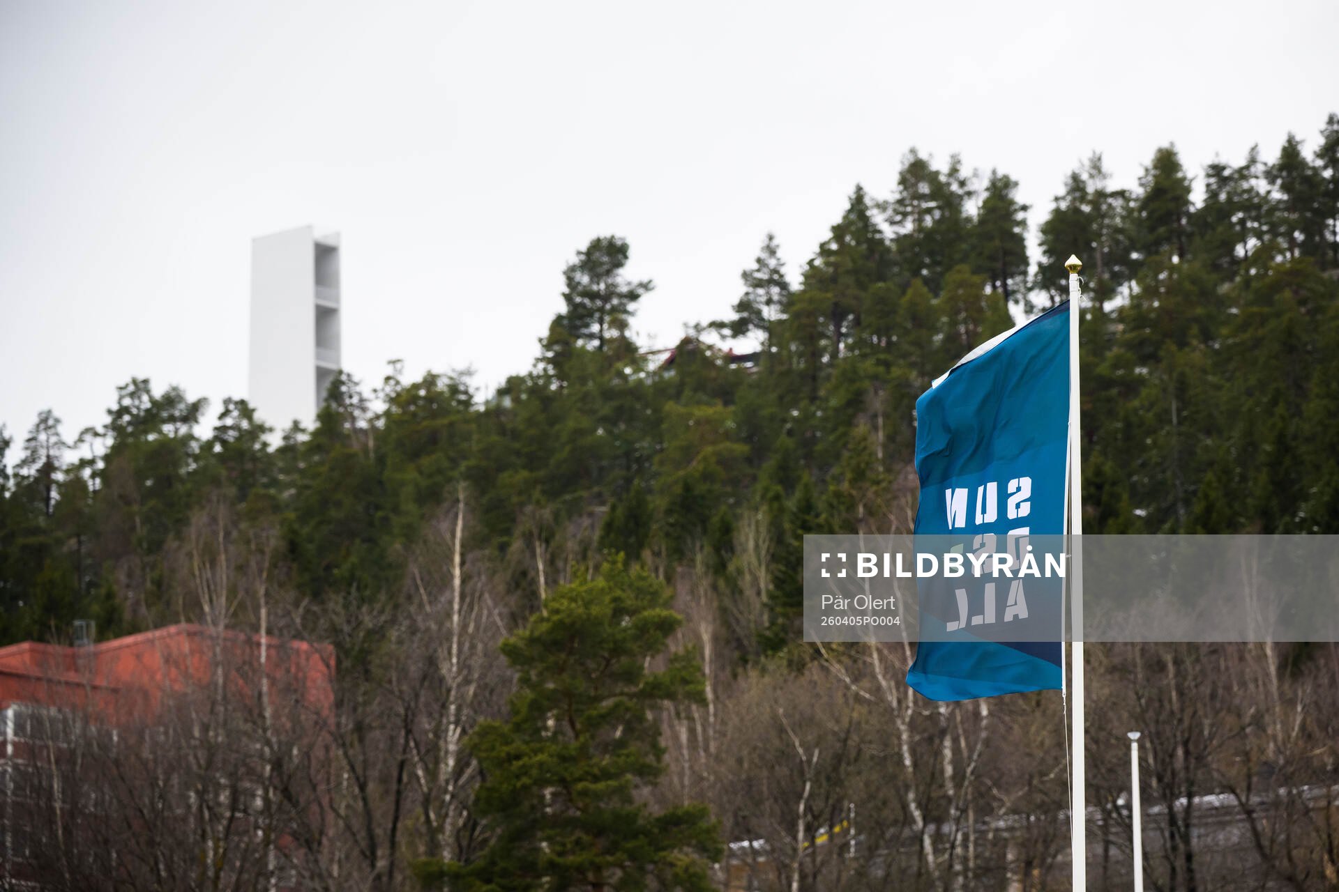 Sundsvall flagga och norraberget i bakgrunden