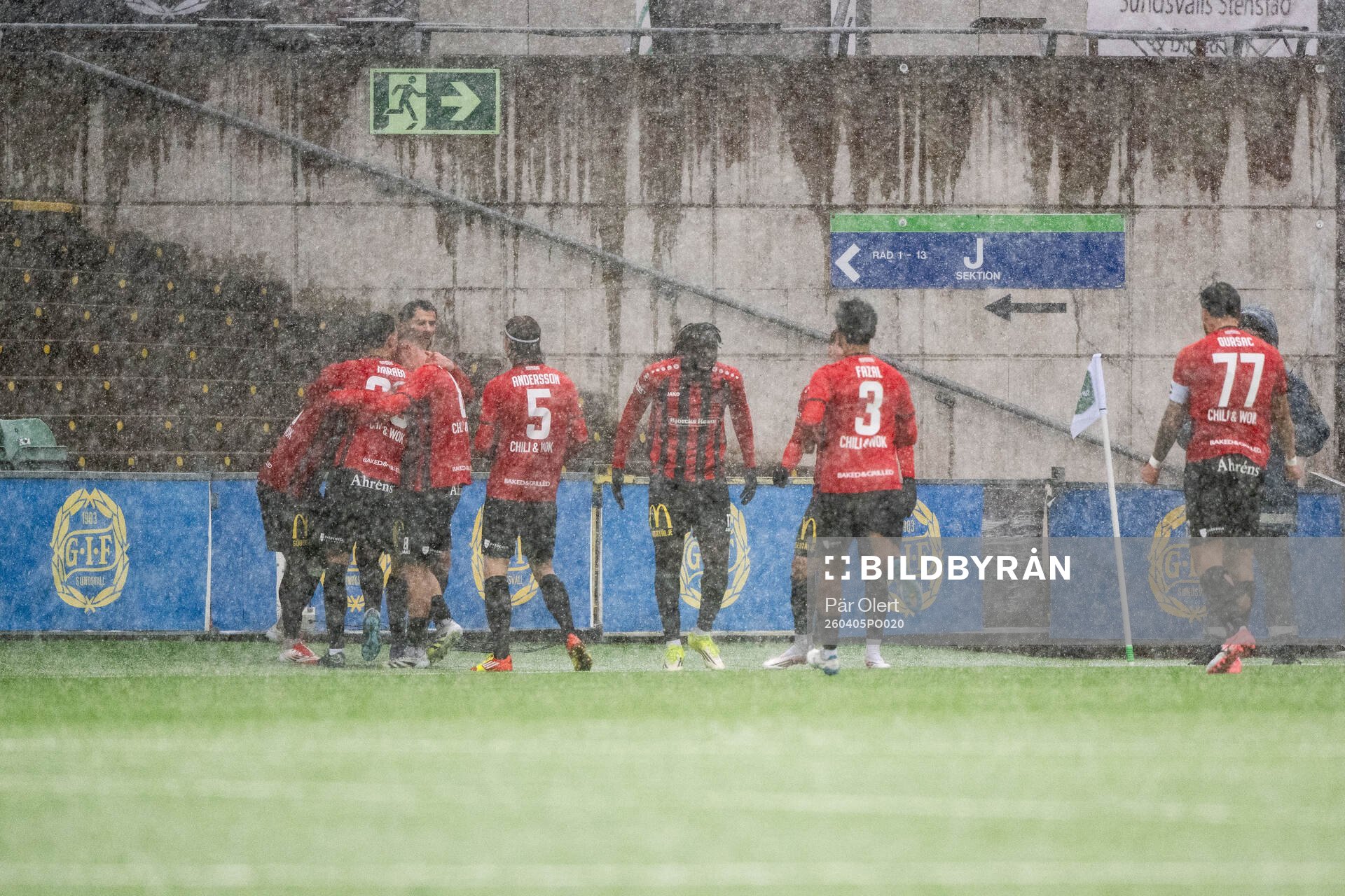Nordic United FCs Emmanuel Swedi jublar med lagkamrater