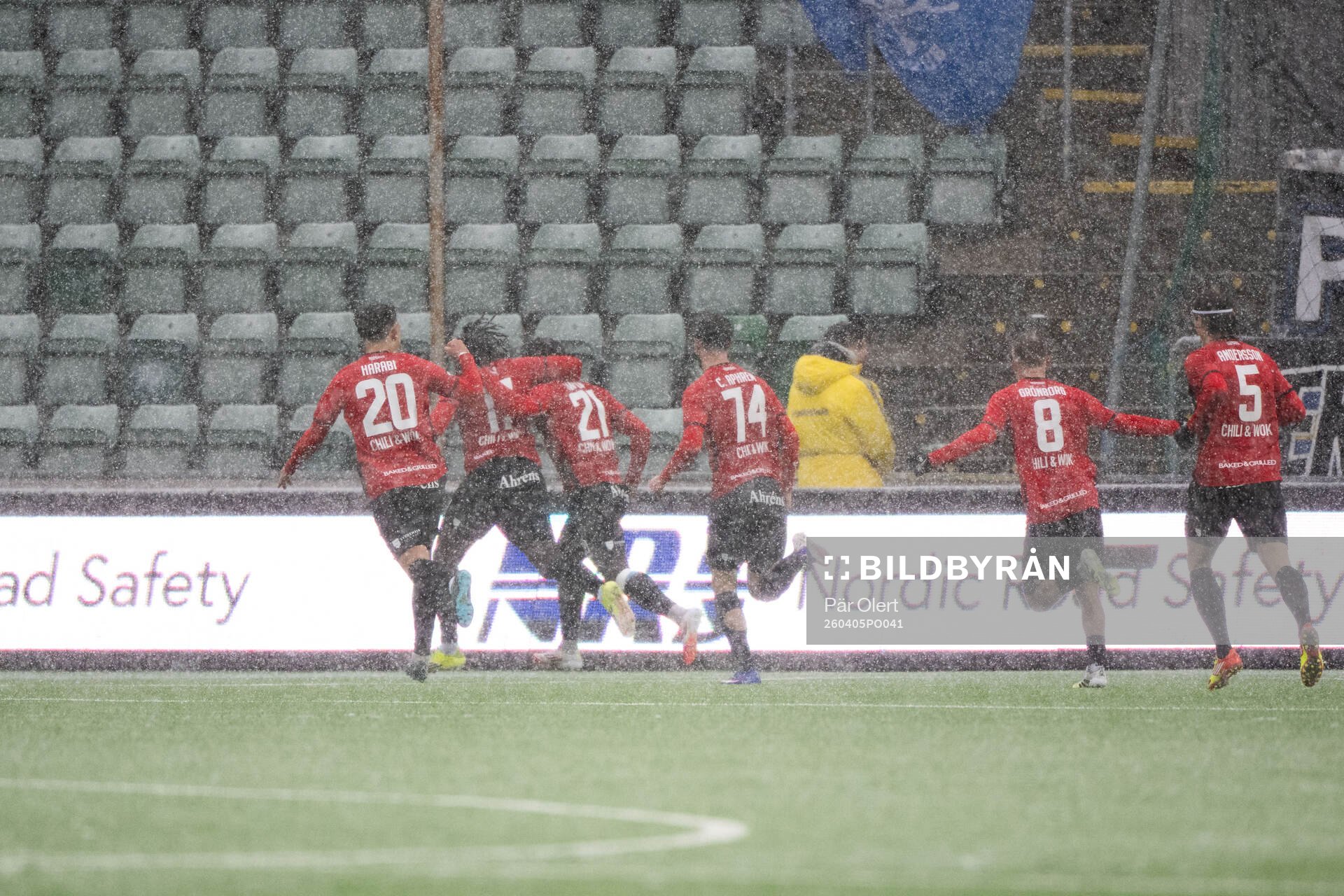 Nordic United FCs Emmanuel Swedi jublar med lagkamrater