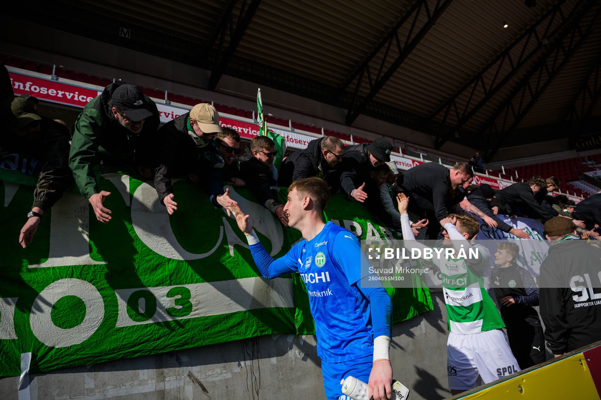 Västerås målvakt Elis Jäger jublar
