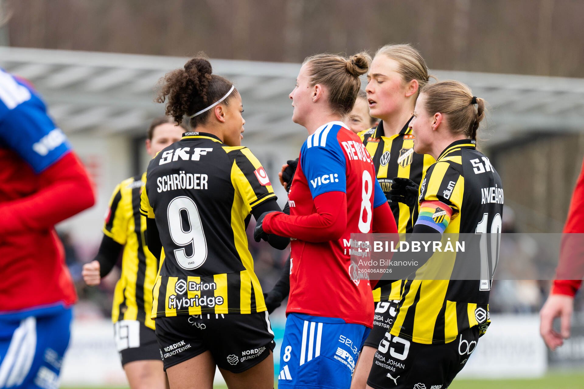 Häckens Felicia Schröder jublar med Paulina Nyström och