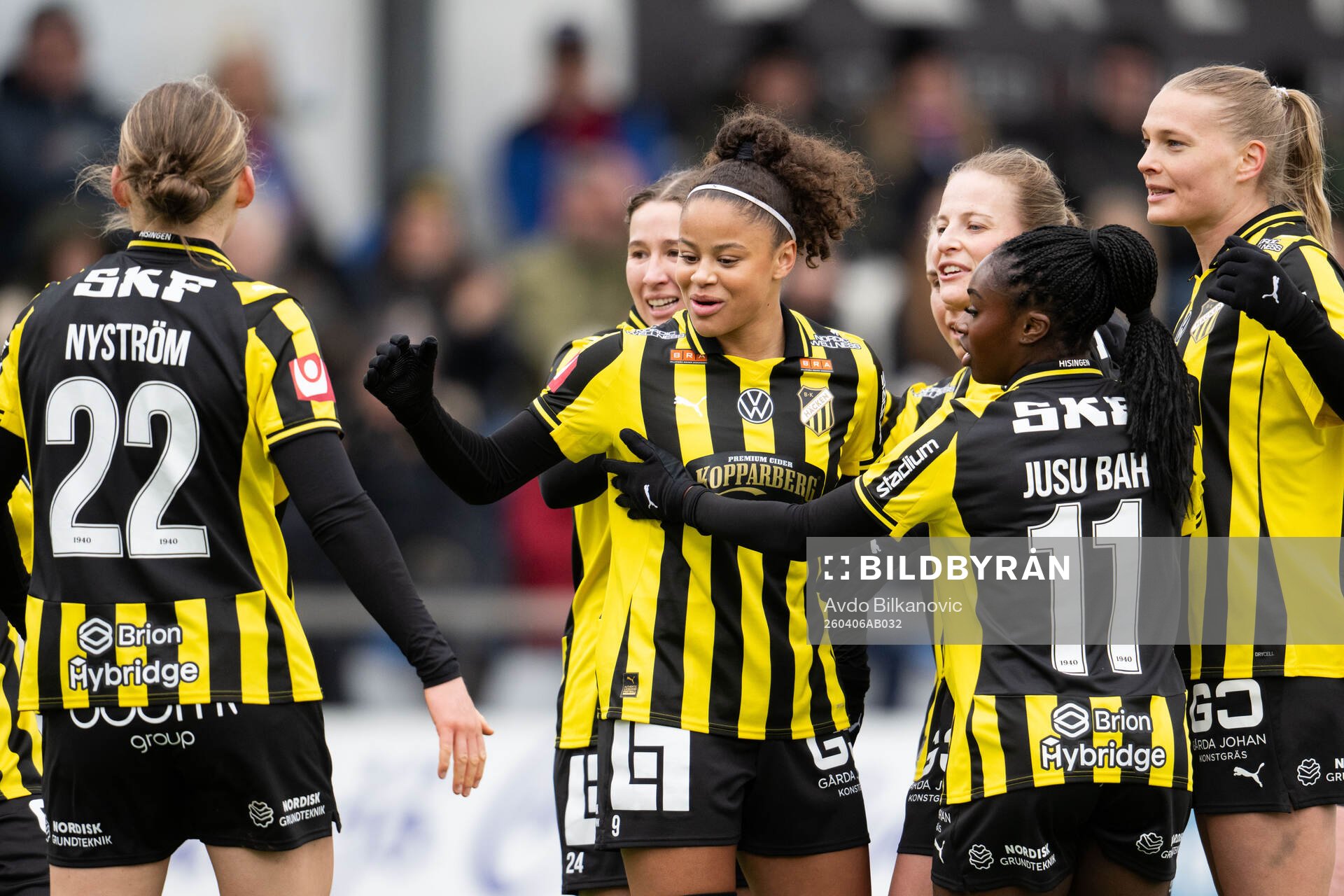 Häckens Anna Anvegård och Felicia Schröder jublar med