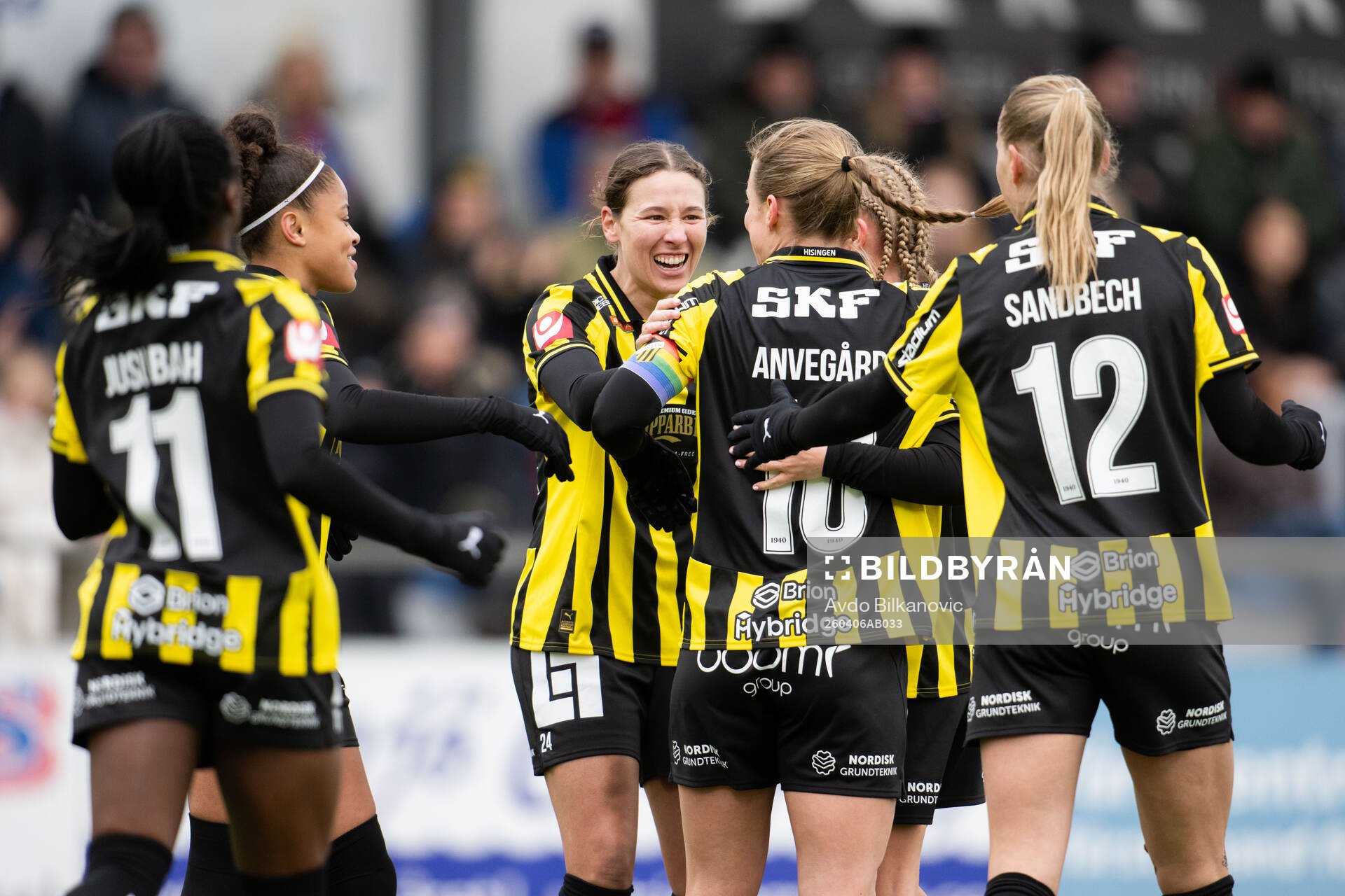 Häckens Anna Anvegård jublar med lagkamrater