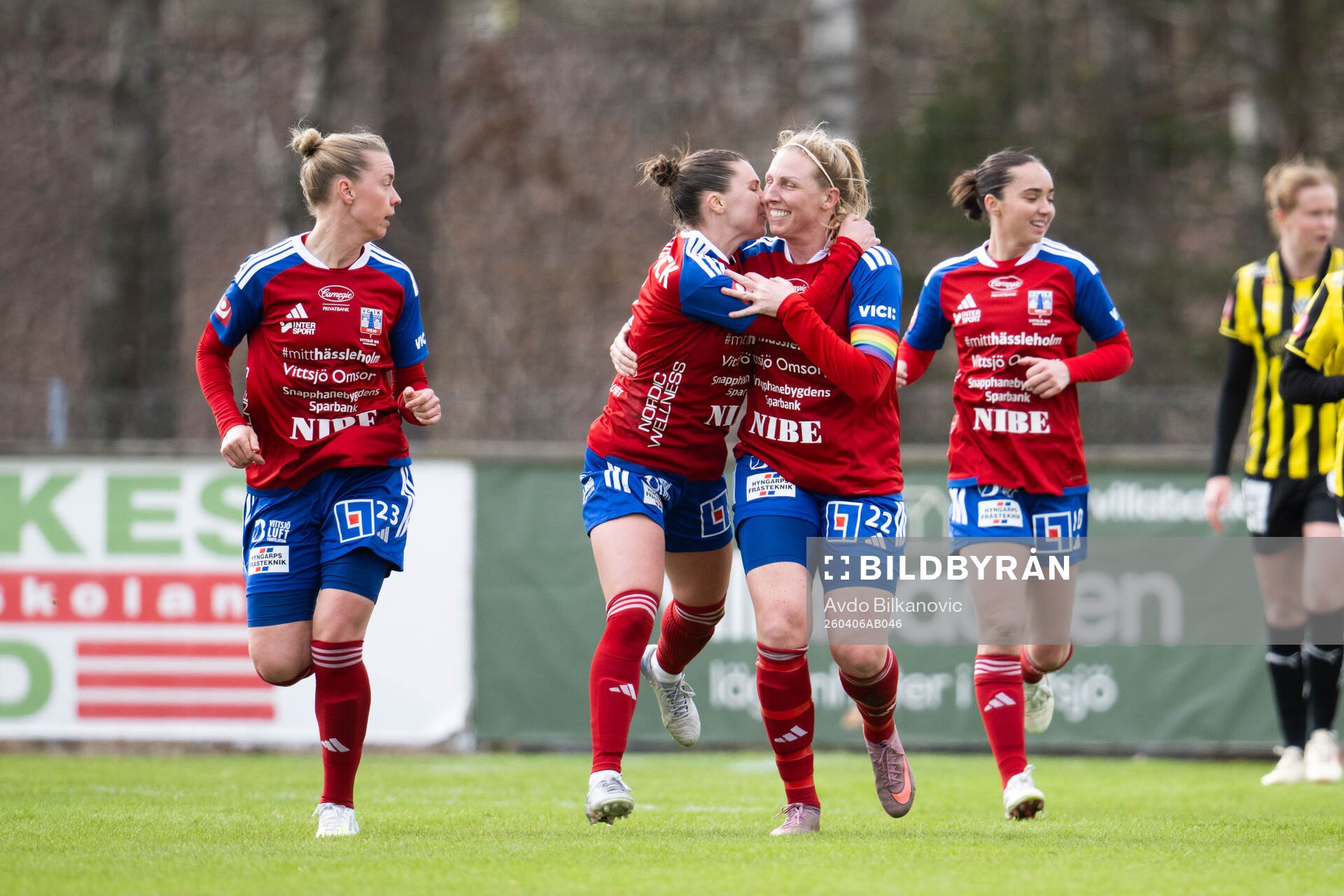 Vittsjös Sandra Lynn jublar med Anna Haddock