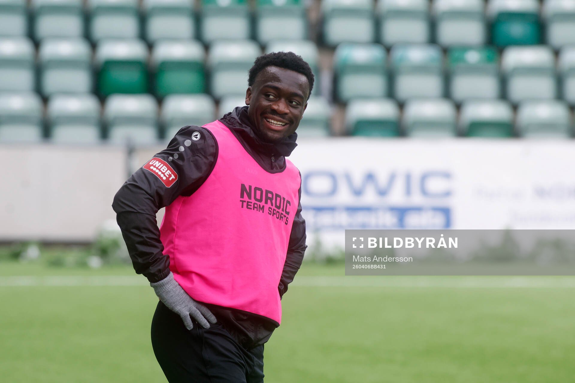 Nordic United FCs Emmanuel Swedi innan fotbollsmatchen i