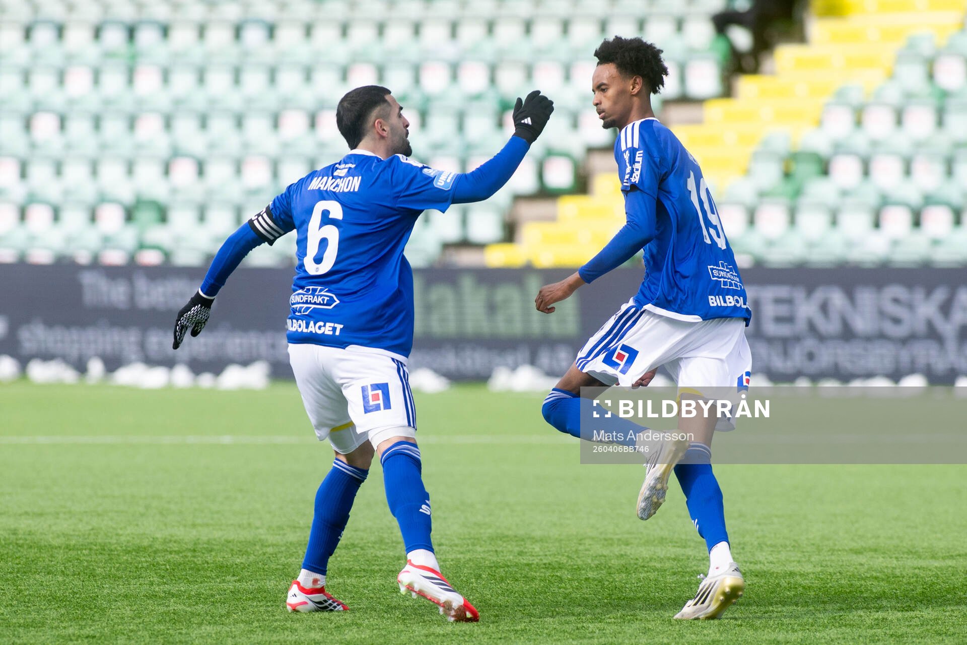 GIF Sundsvalls Yacqub Finey jublar med Marc Manchon