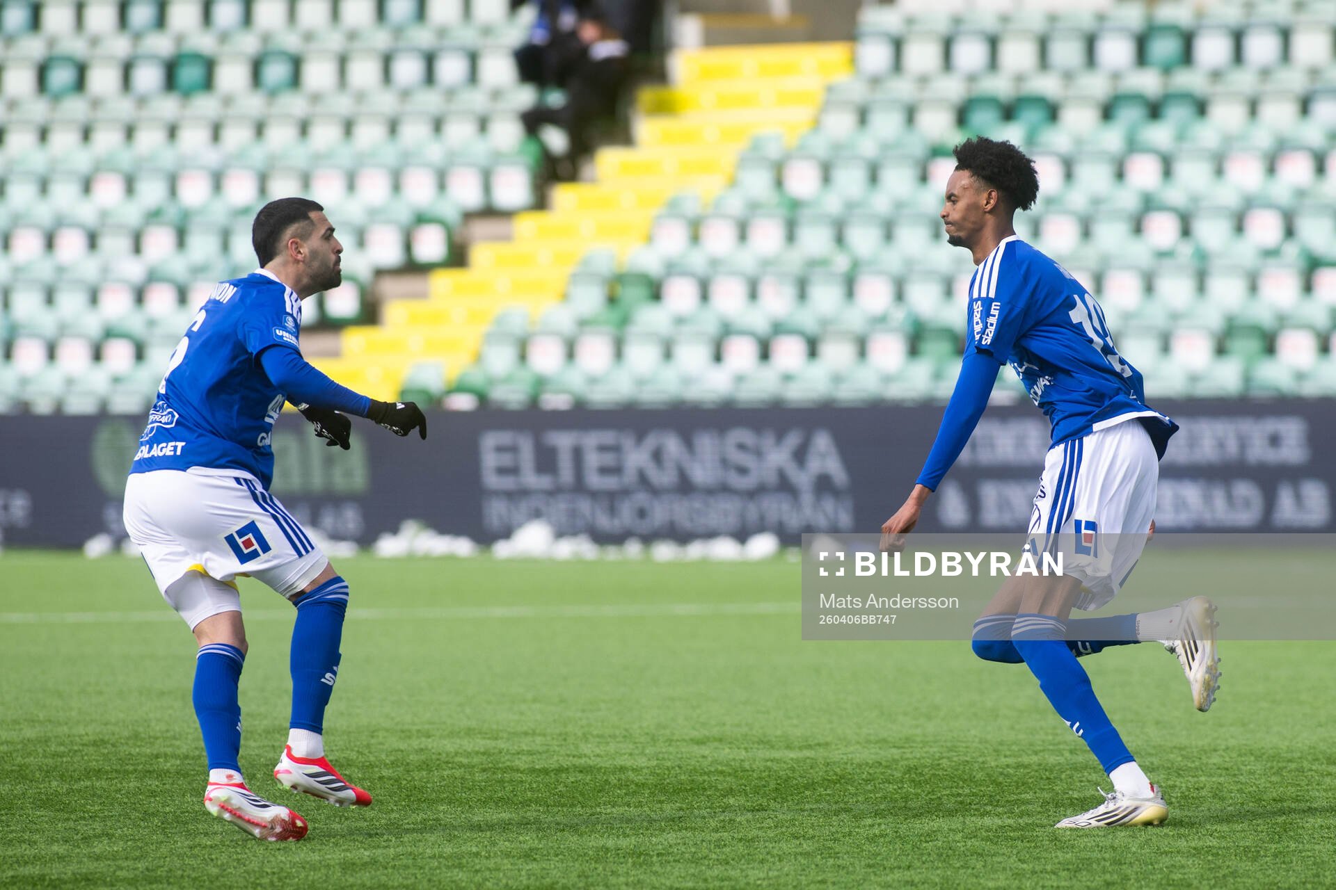 GIF Sundsvalls Yacqub Finey jublar med Marc Manchon