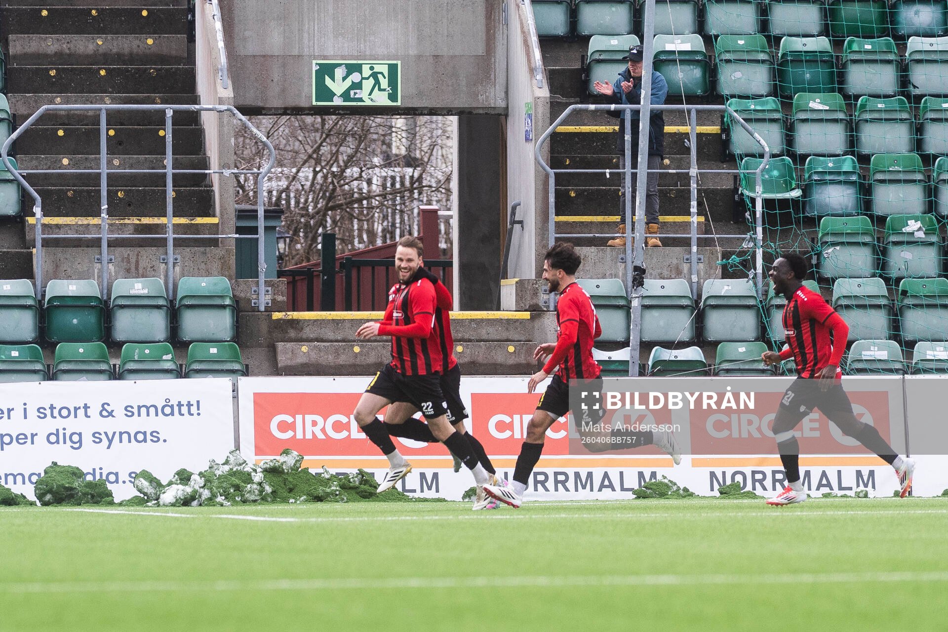 Nordic United FCs Niklas Söderberg jublar med lagkamrater