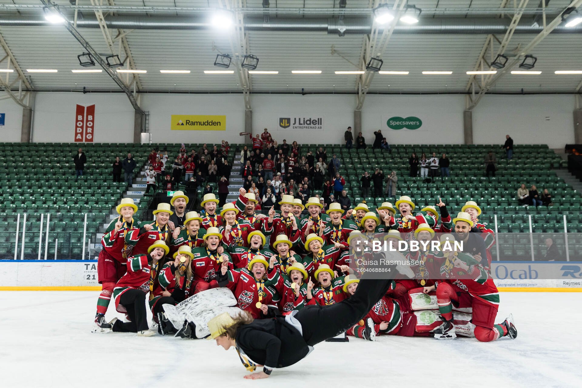 Modos tränare Sofia Engström och spelare jublar med