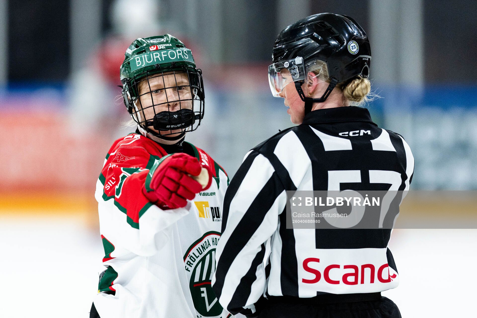 Frölundas Emilia Bergeby Hallbeck pratar med domaren