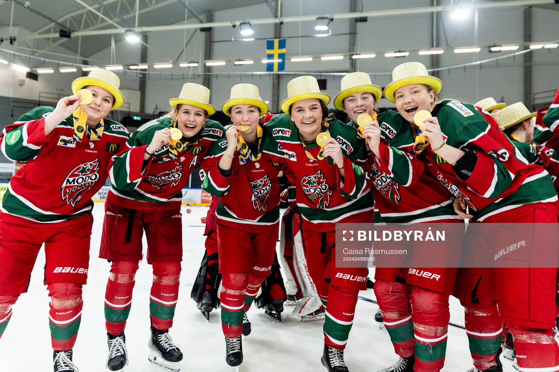 Modos spelare jublar med pokalen