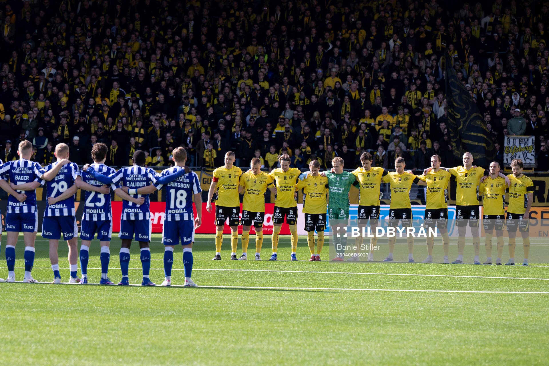 Lagen står uppställda för en tyst minut