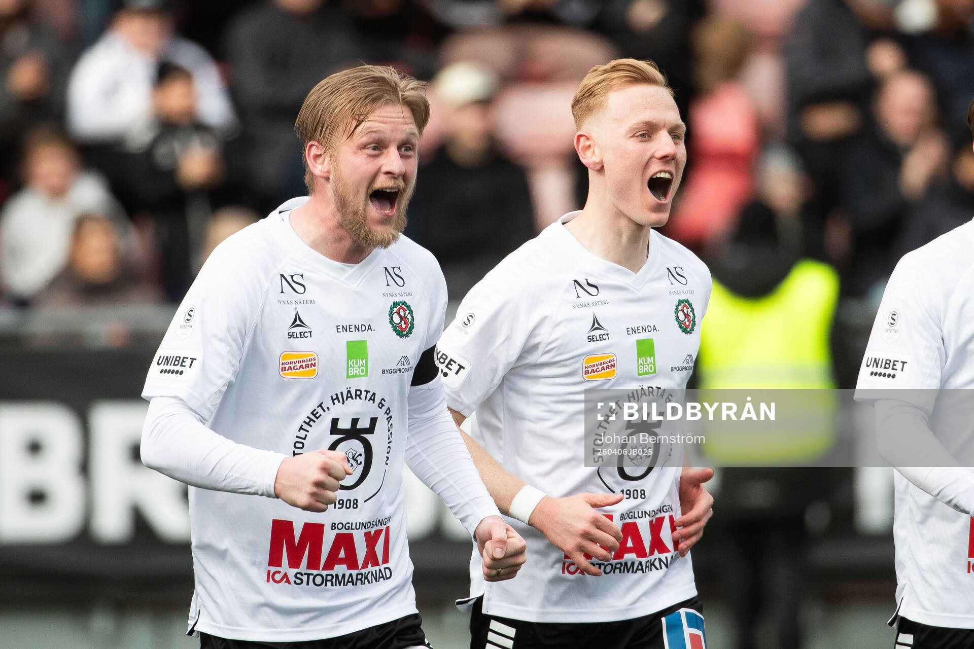 Örebros Karl Holmberg jublar med Christopher Redenstrand